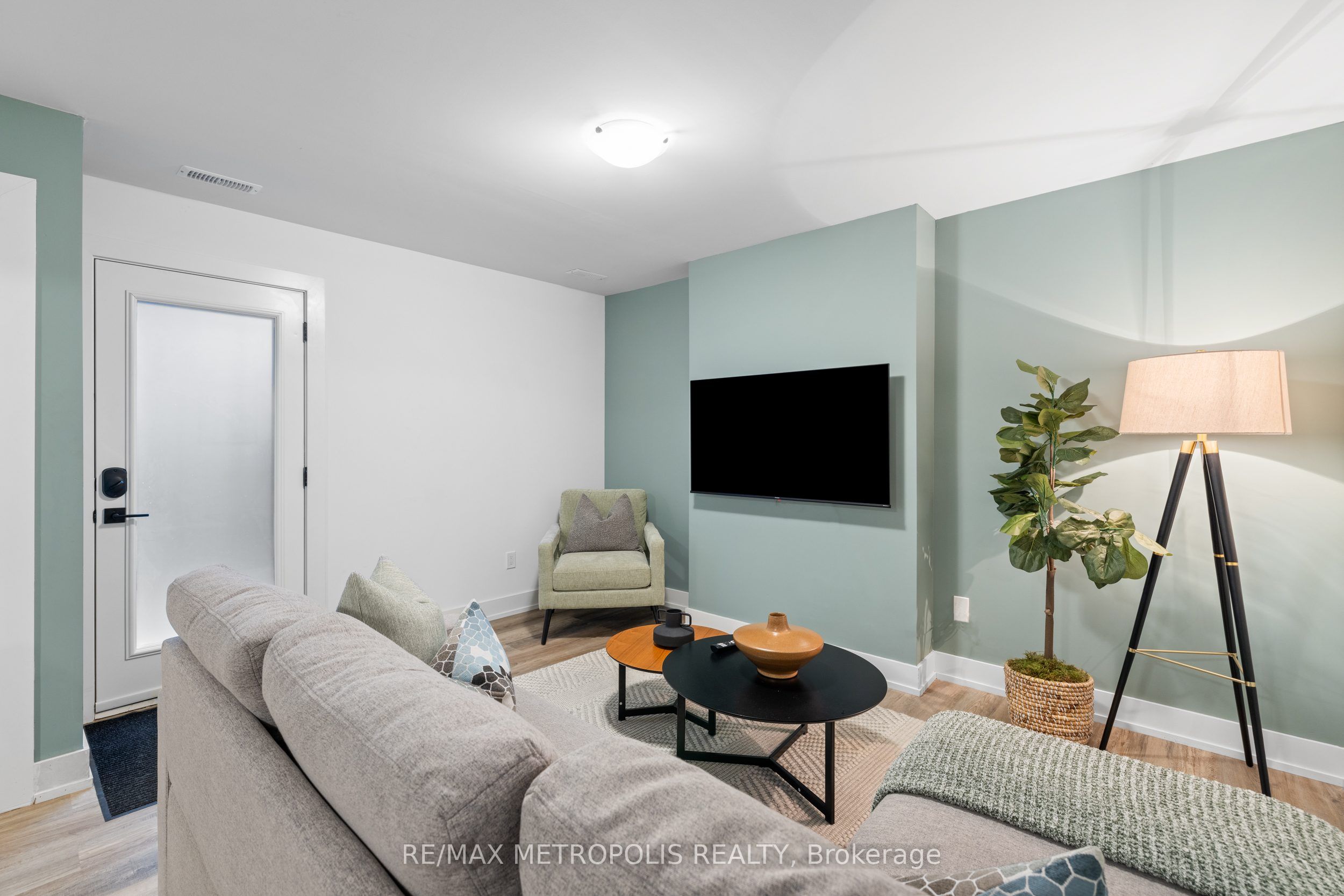 447 Lansdowne Avenue Property Photo 23