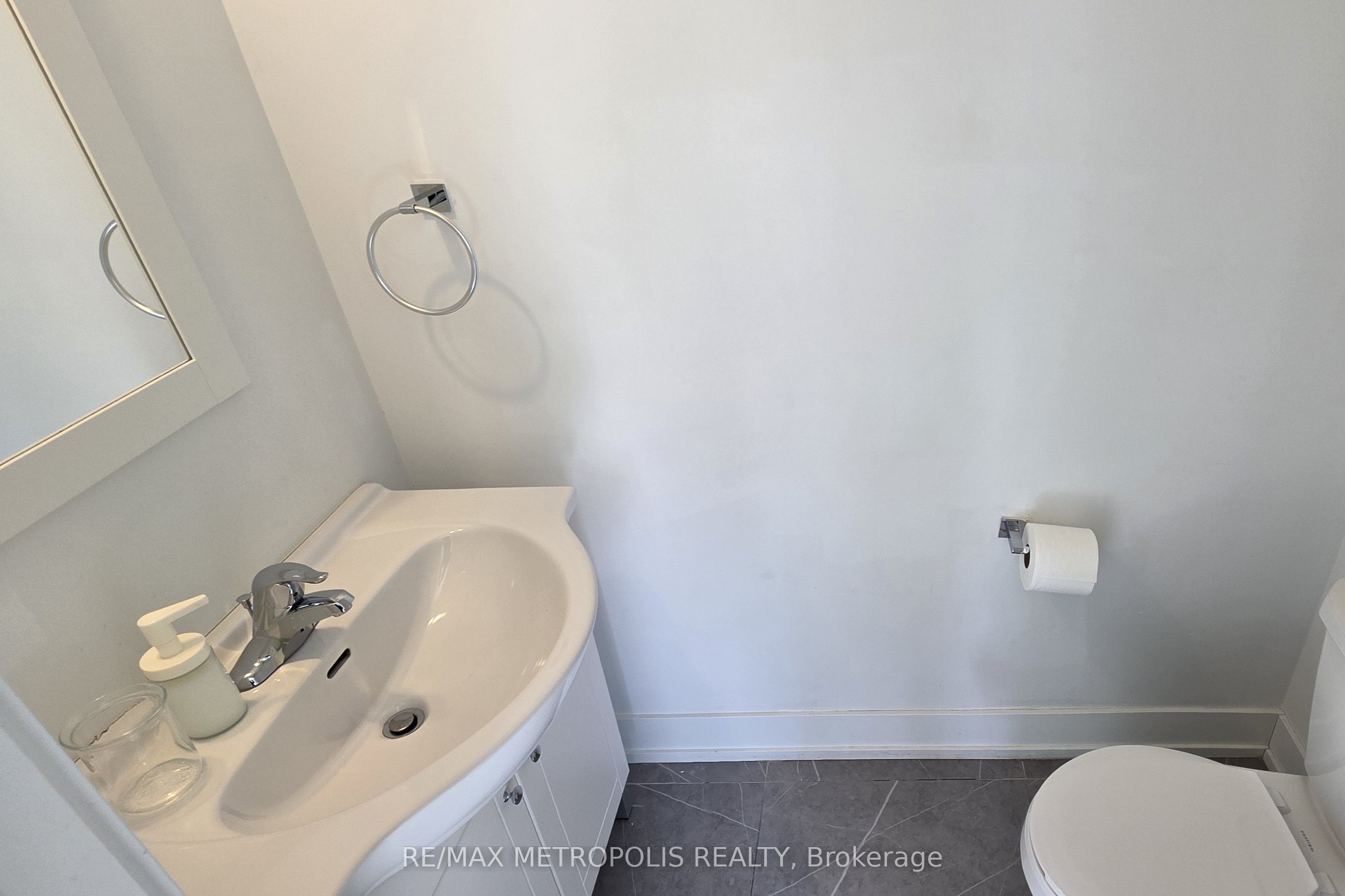447 Lansdowne Avenue Property Photo 38