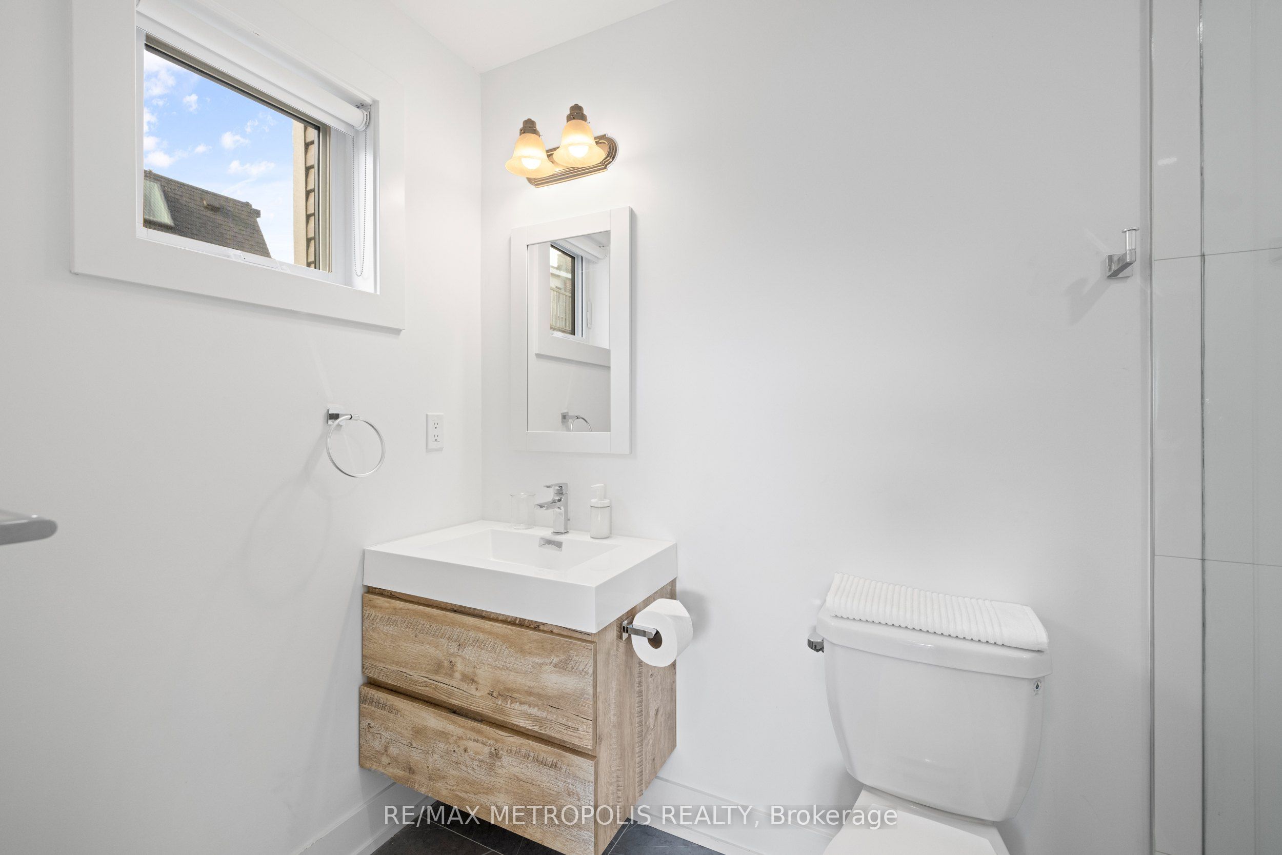 447 Lansdowne Avenue Property Photo 43