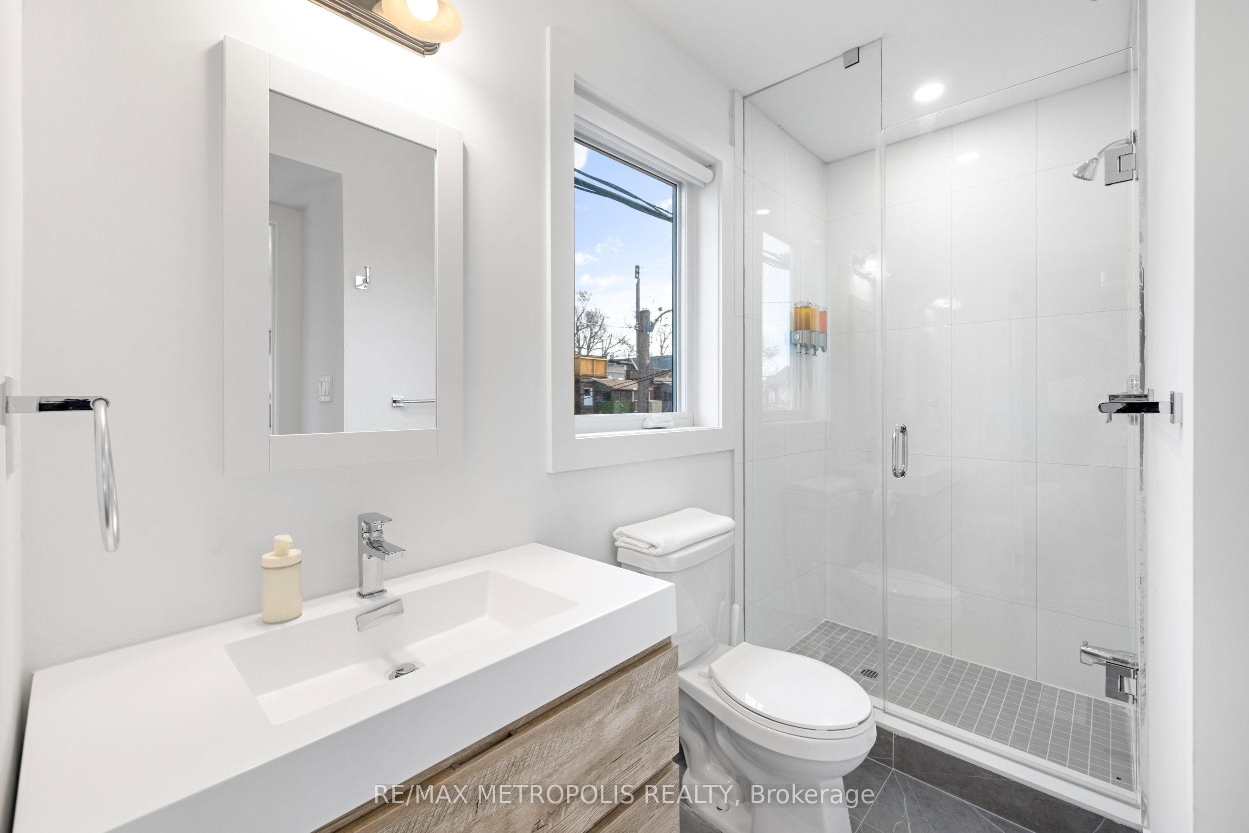 447 Lansdowne Avenue Property Photo 45