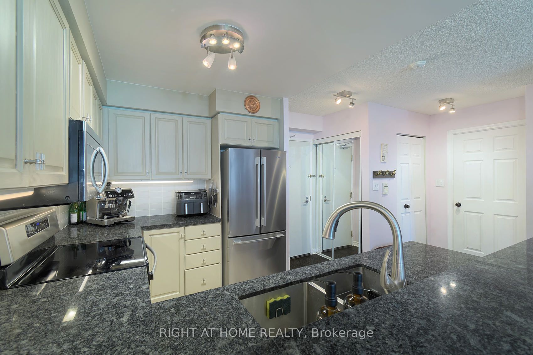 7 Lorraine Drive 210 Property Photo 15