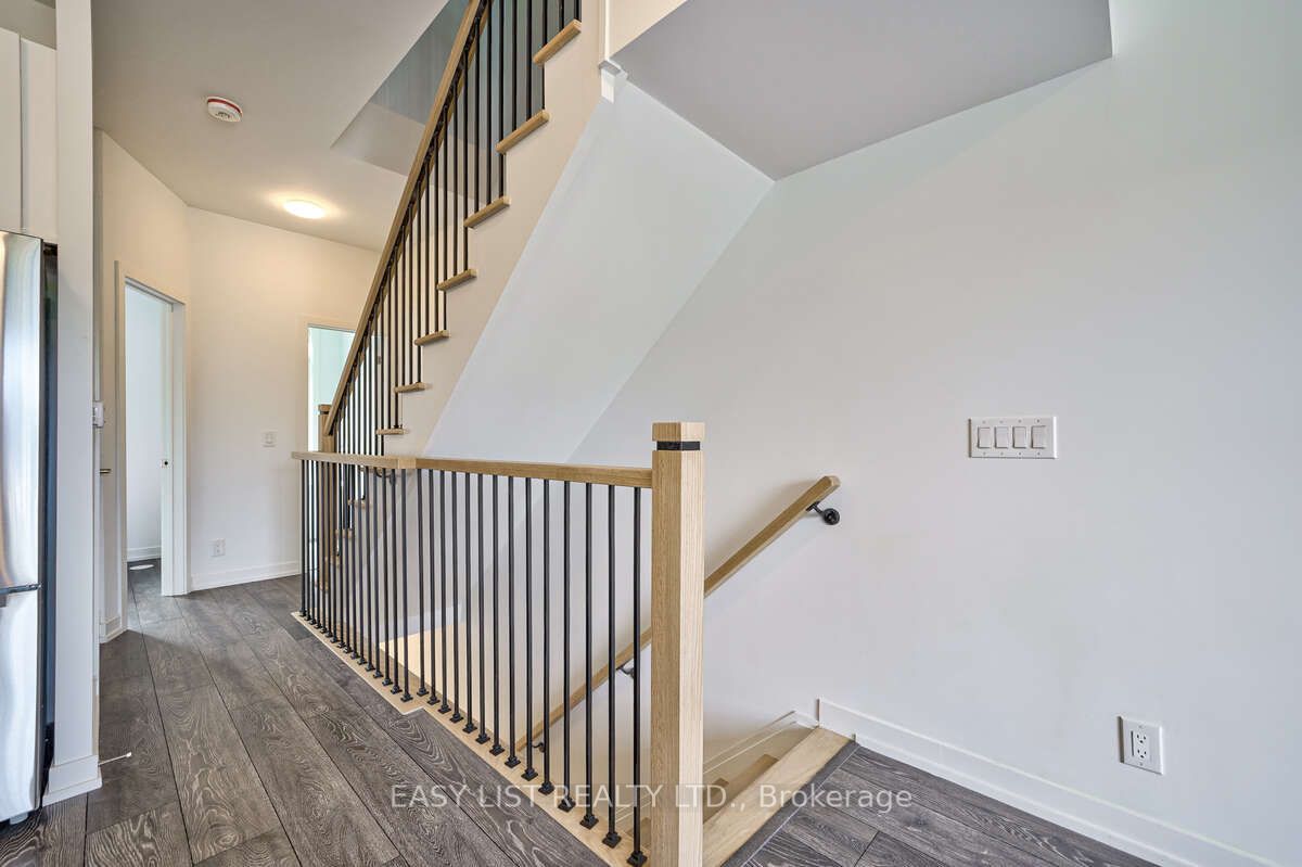 27 Spruce Pines Crescent Property Photo 5