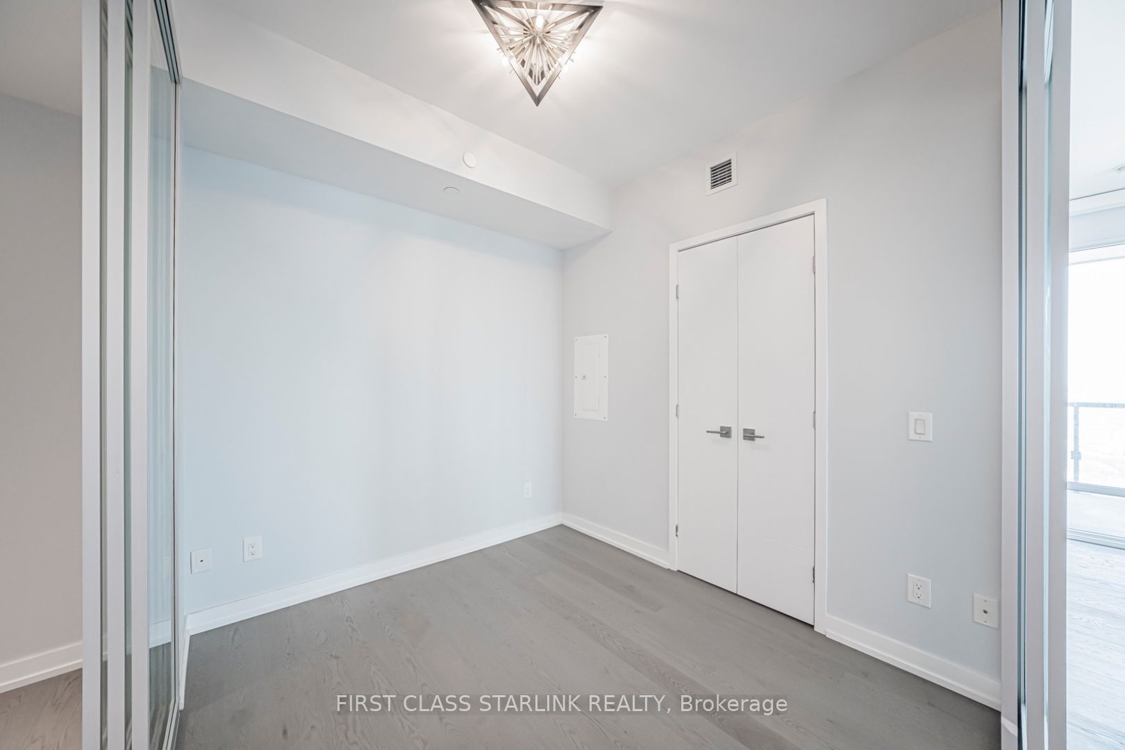 488 University Avenue 4802 Property Photo 15