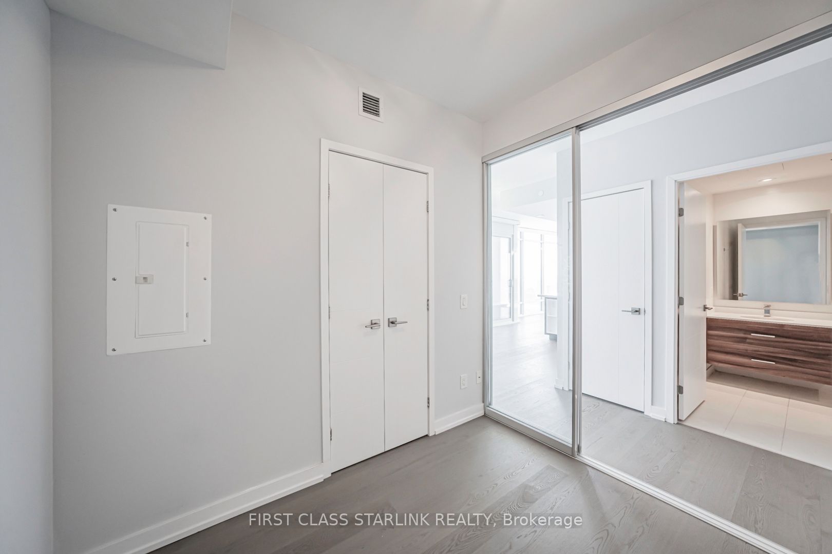 488 University Avenue 4802 Property Photo 16