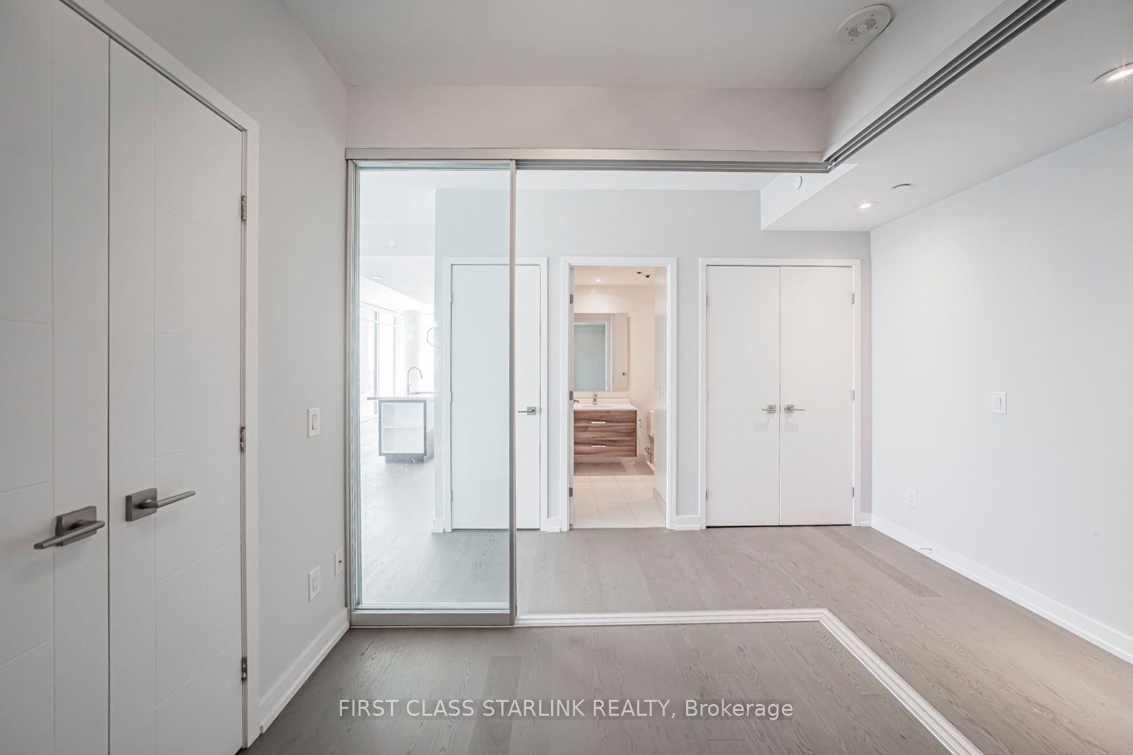 488 University Avenue 4802 Property Photo 17