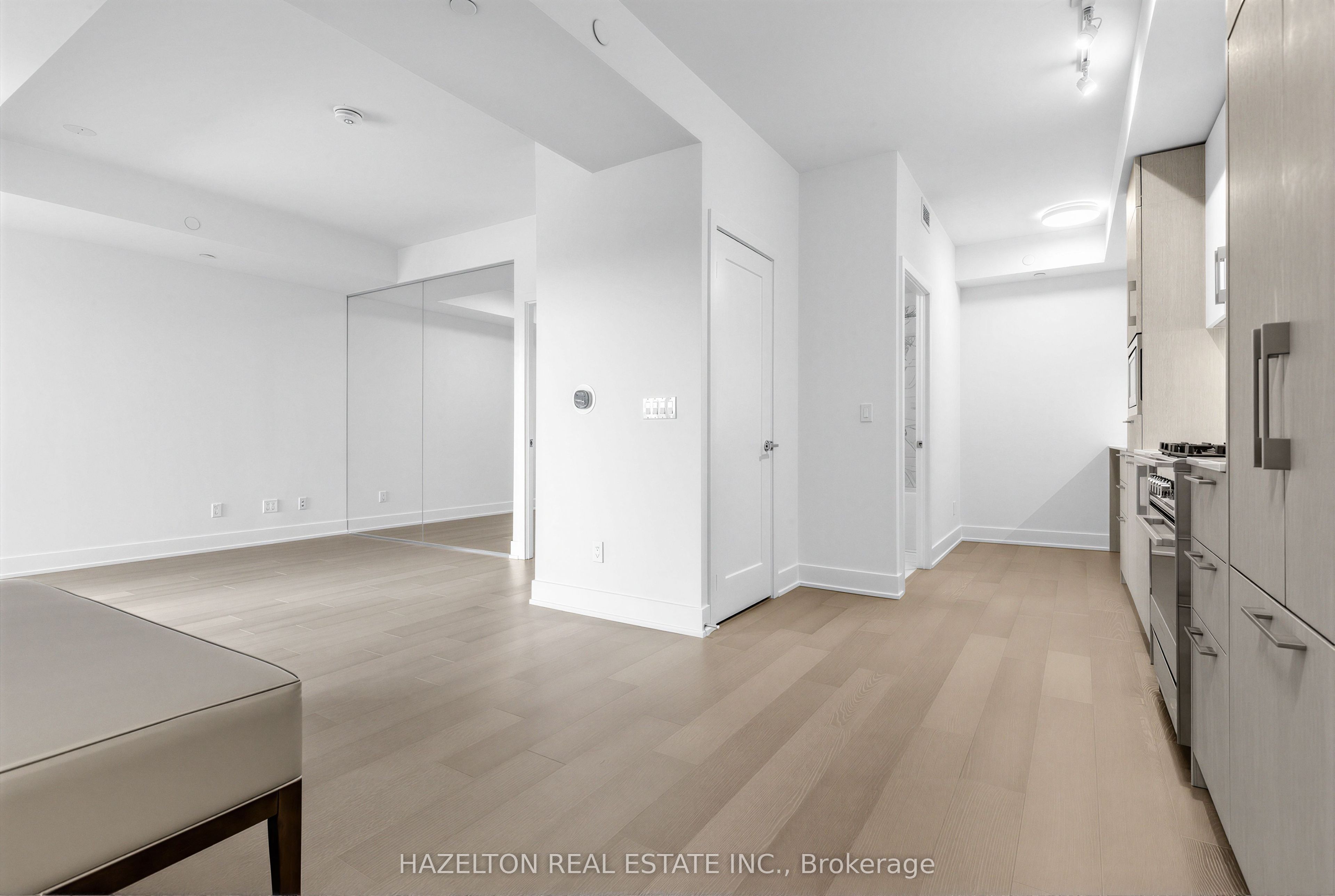 8 Manor Road W 606 Property Photo 3