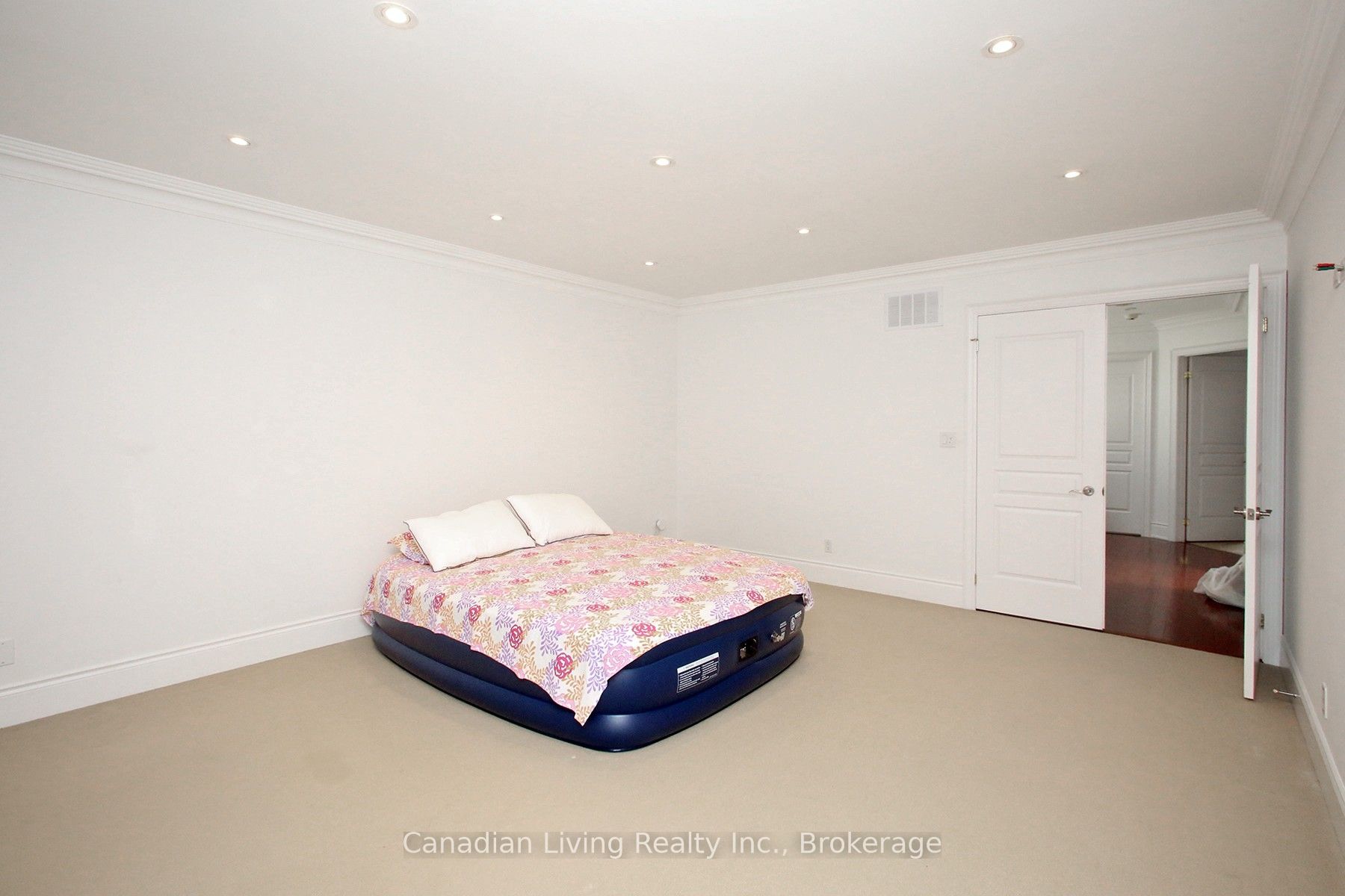 374 Glengarry Avenue Property Photo 17