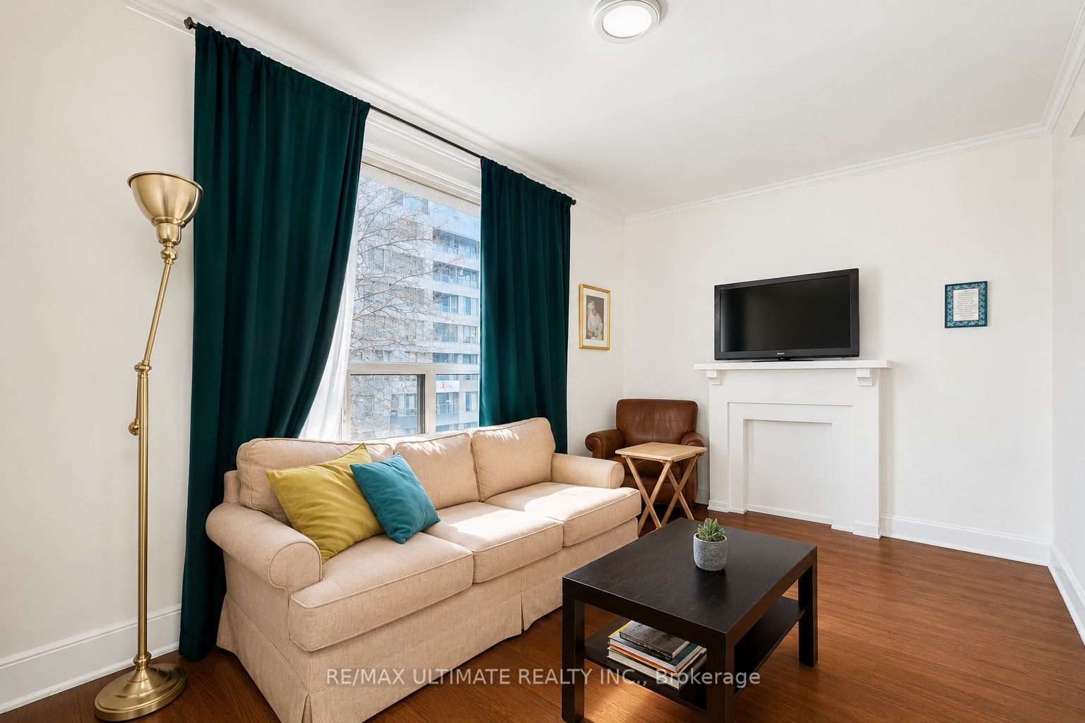 832 St Clair Avenue W Property Photo 8
