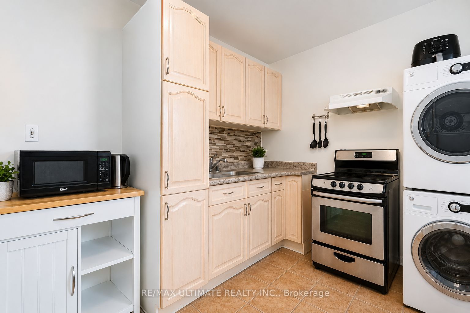 832 St Clair Avenue W Property Photo 10
