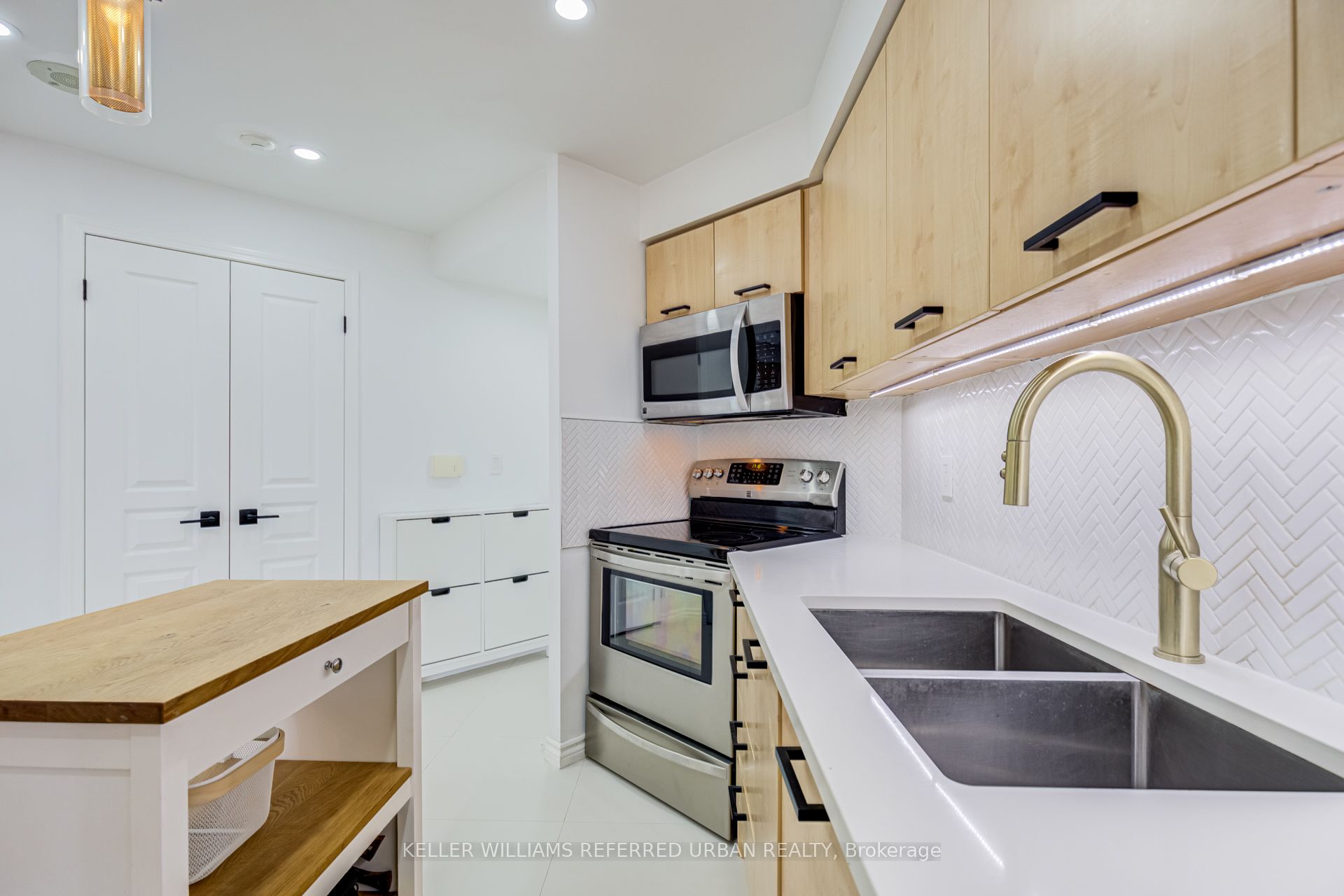55 Harrison Garden Boulevard 510 Property Photo 9