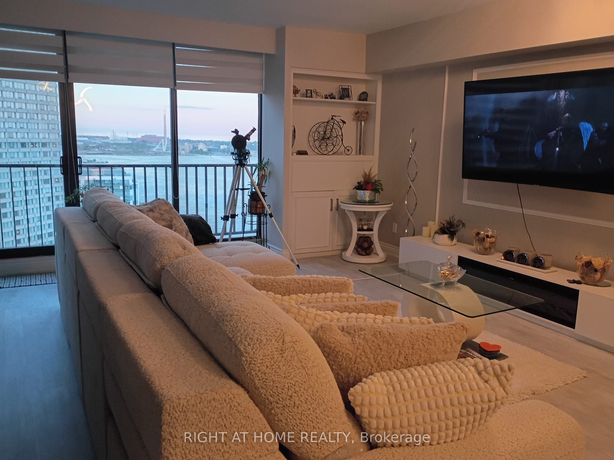 33 Harbour Square 2407 Property Photo 4