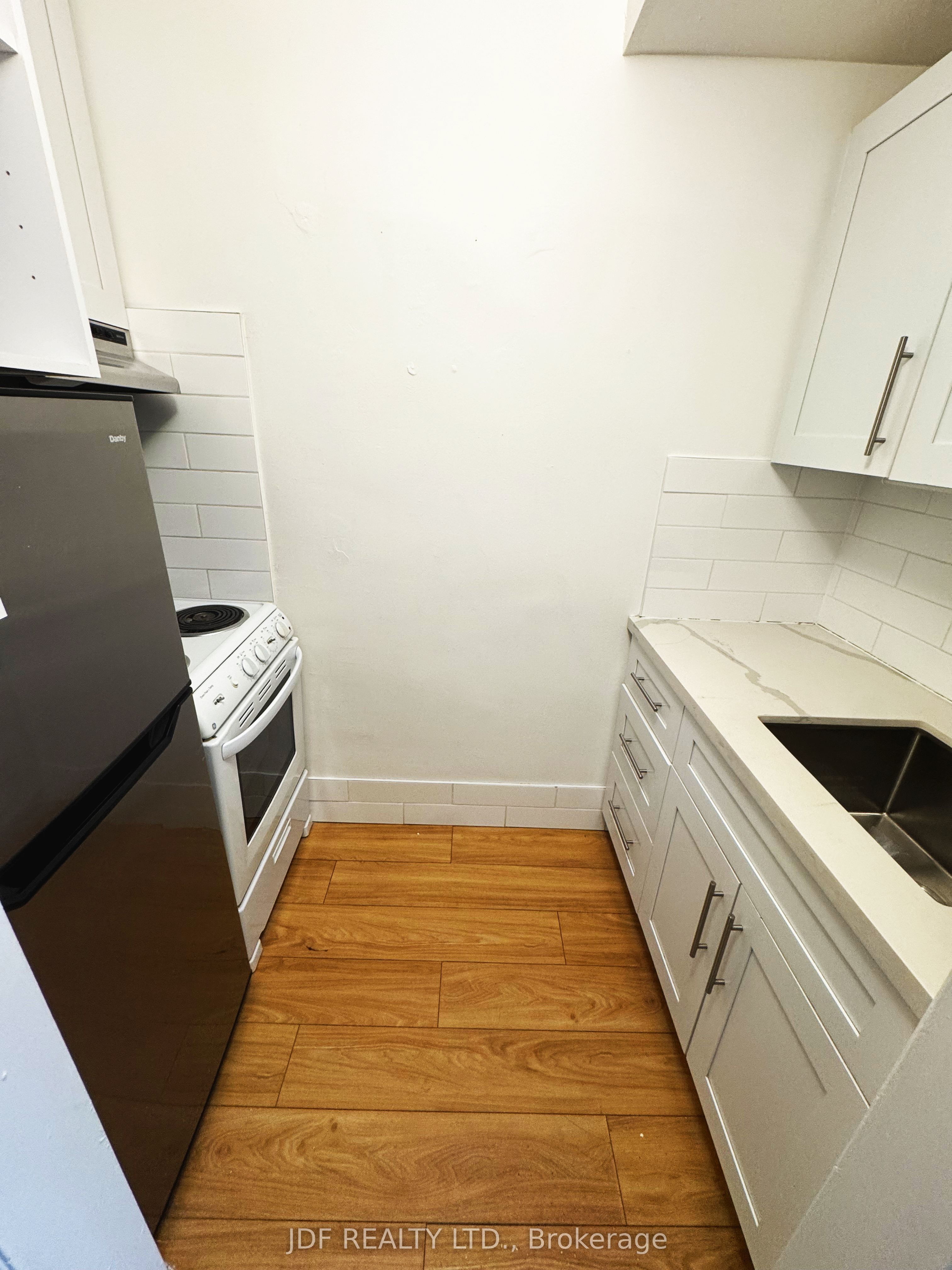 383 Lansdowne Avenue Main Floor Property Photo 6