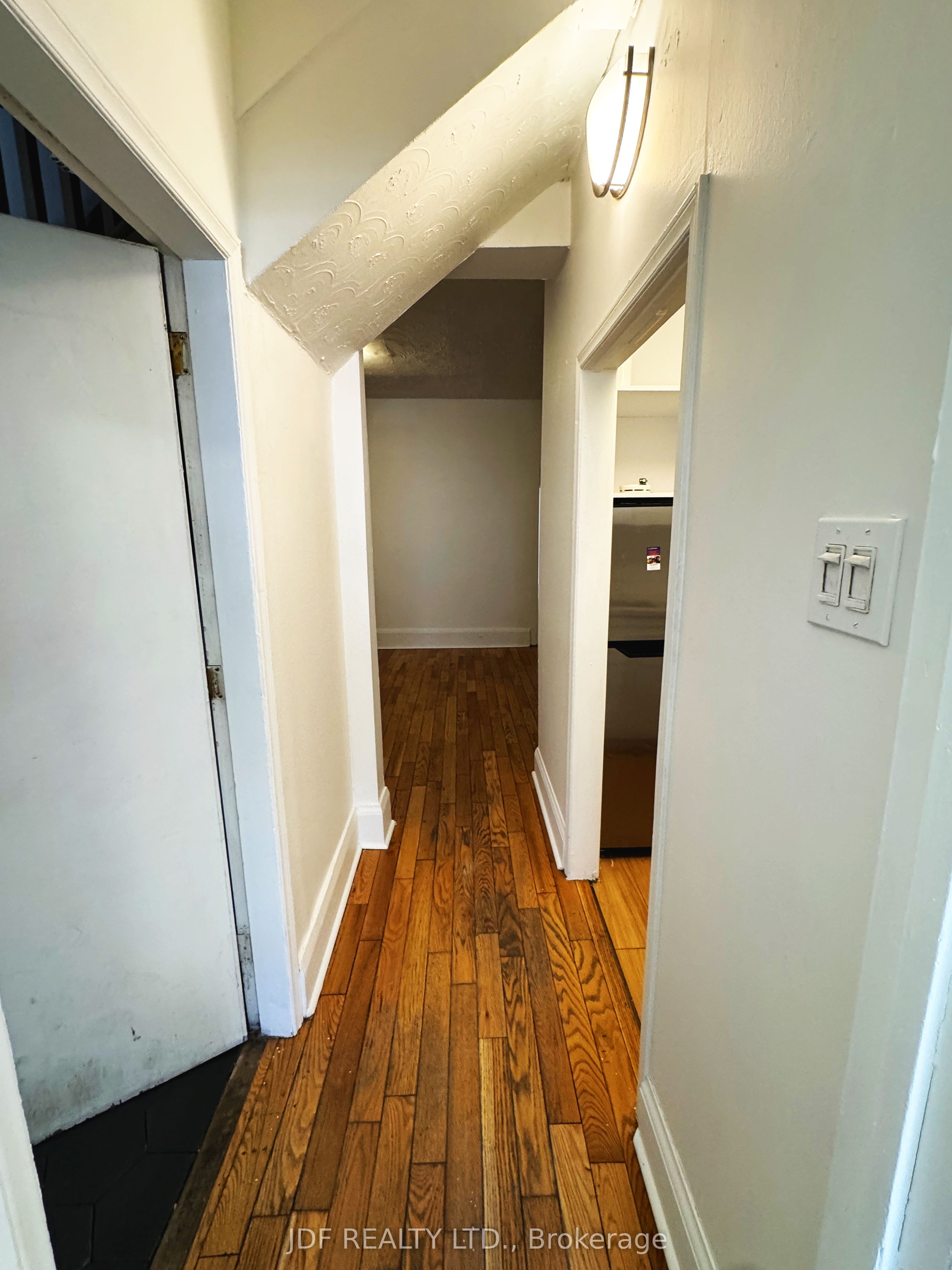 383 Lansdowne Avenue Main Floor Property Photo 10