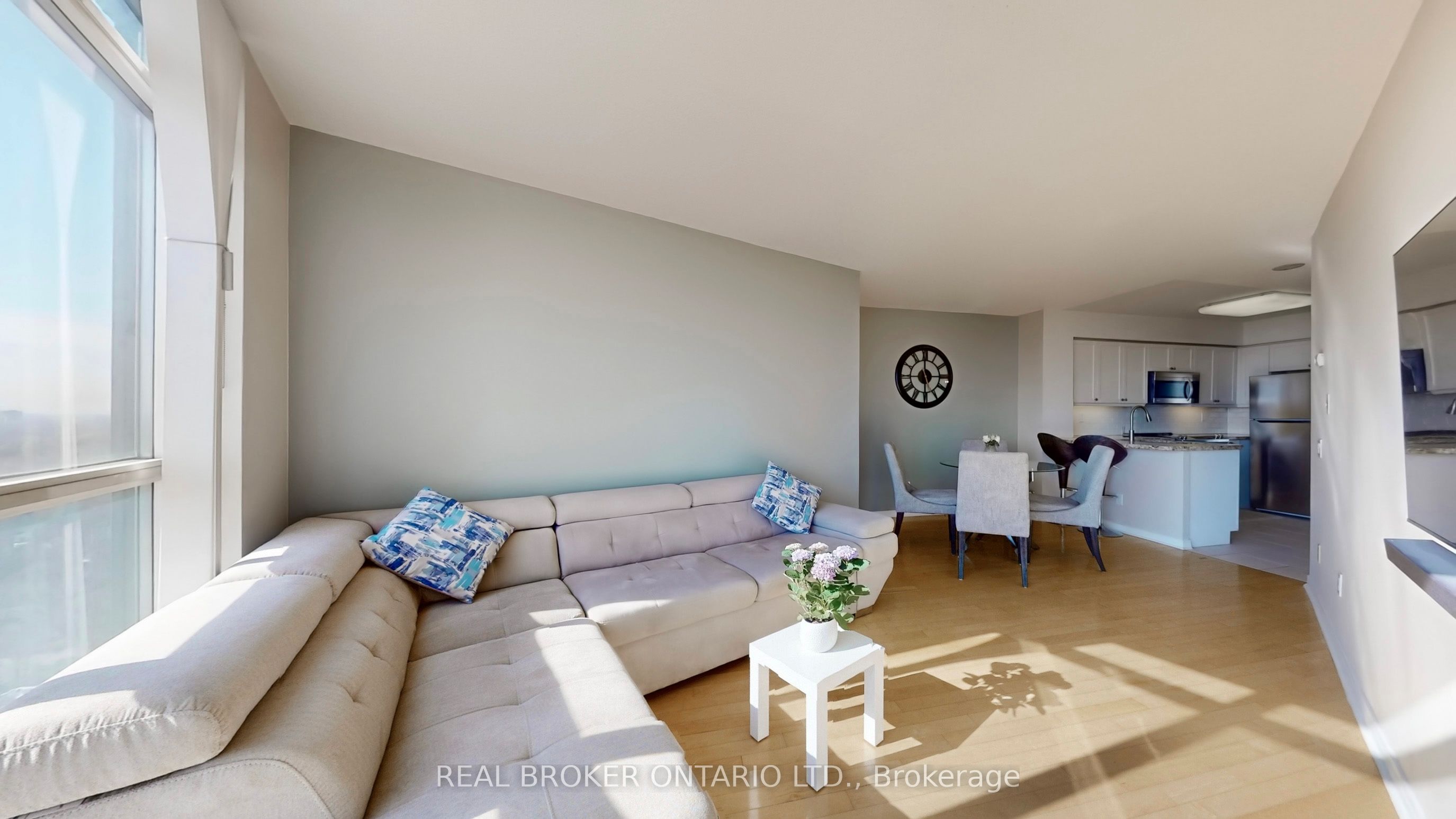 30 Harrison Garden Boulevard 2705 Property Photo 6
