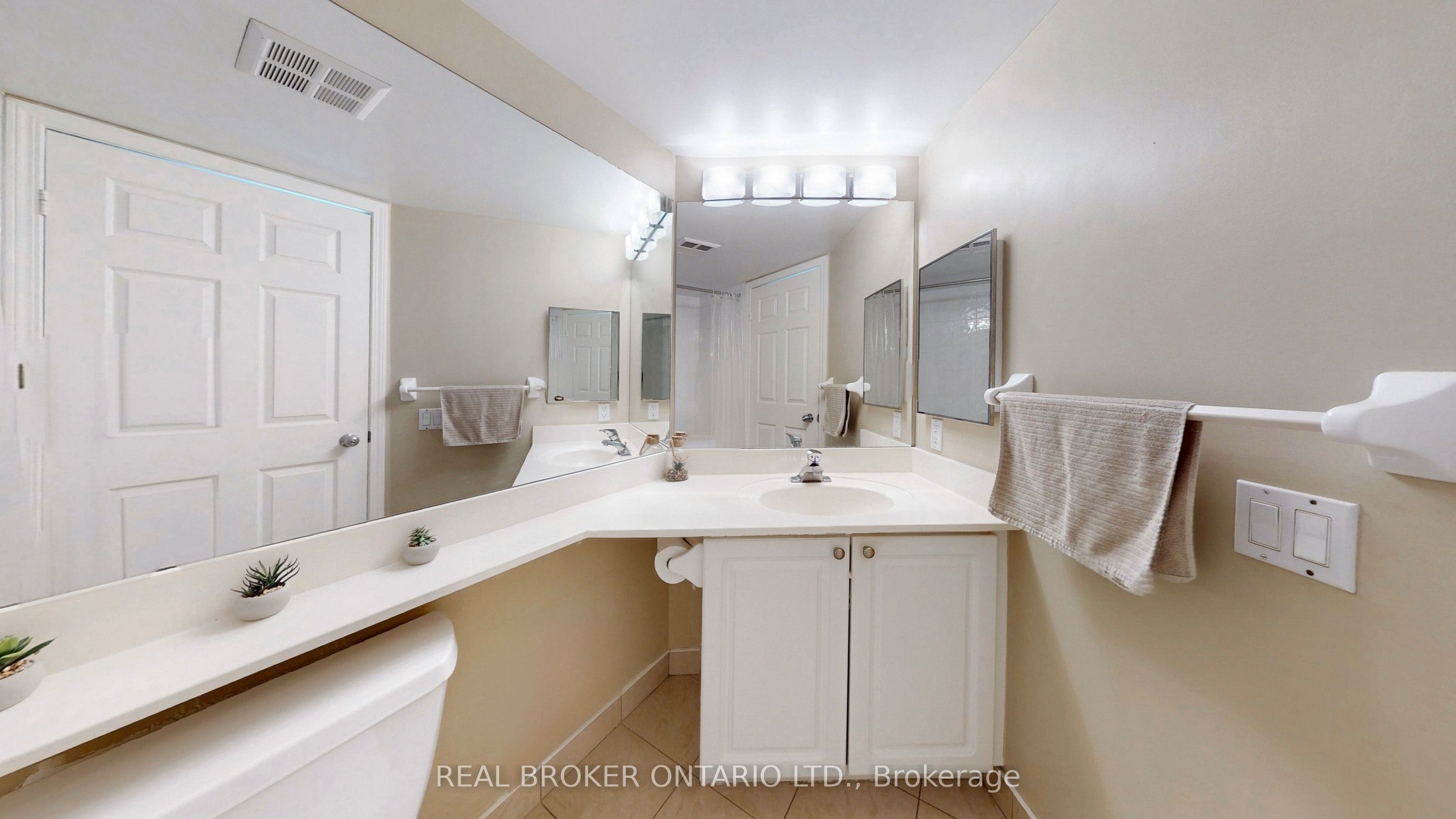 30 Harrison Garden Boulevard 2705 Property Photo 14