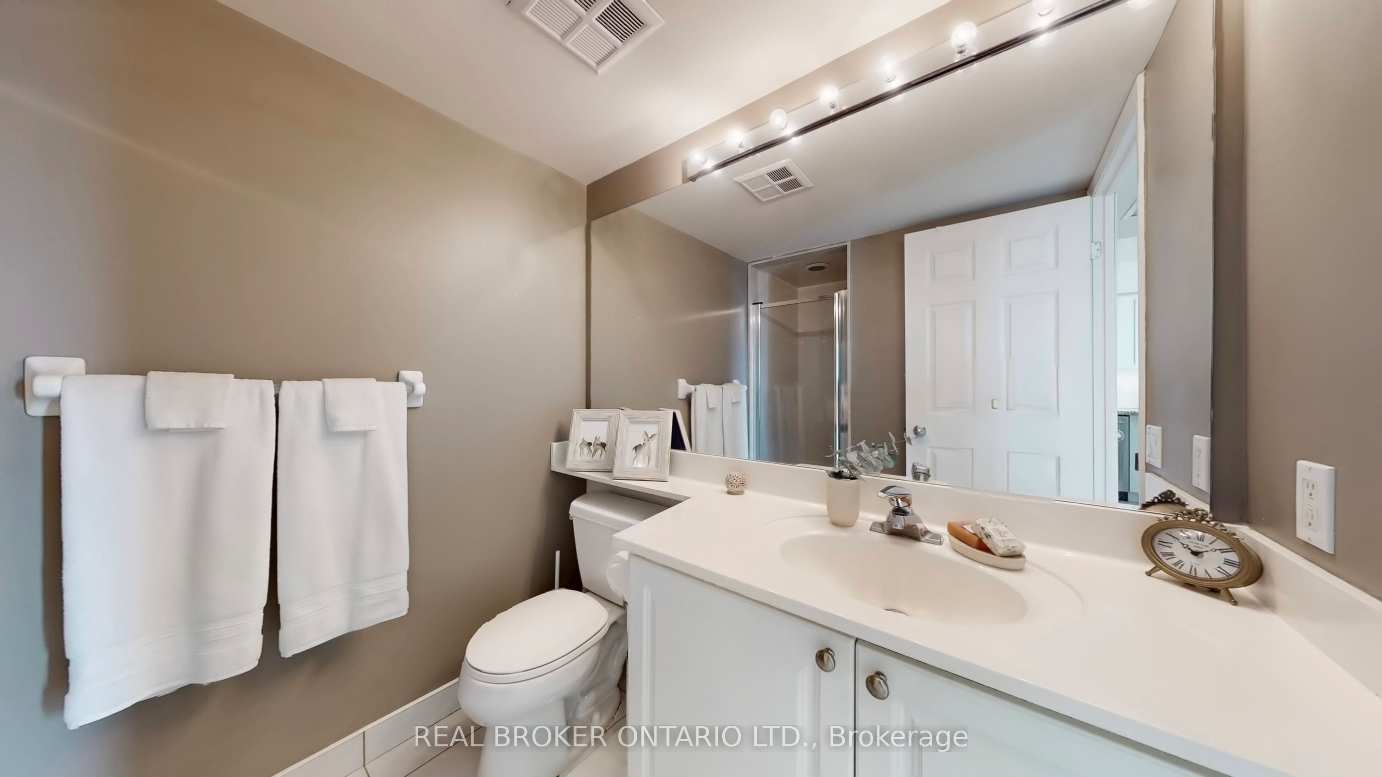 30 Harrison Garden Boulevard 2705 Property Photo 17