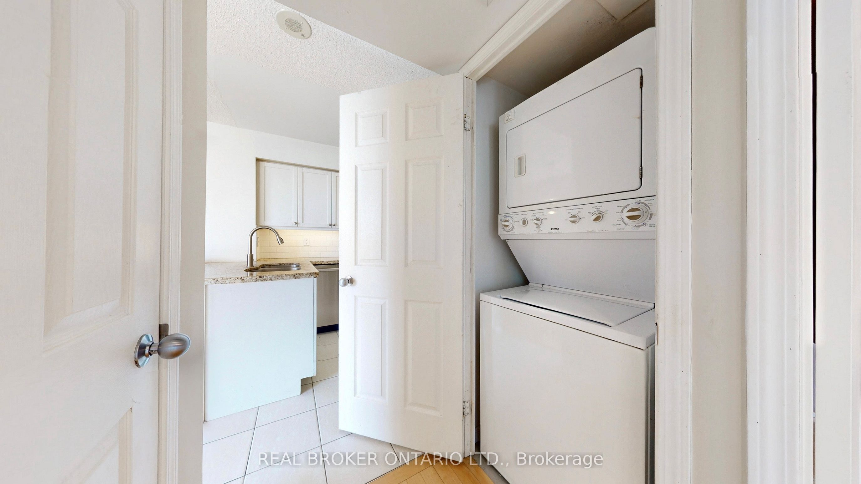 30 Harrison Garden Boulevard 2705 Property Photo 19