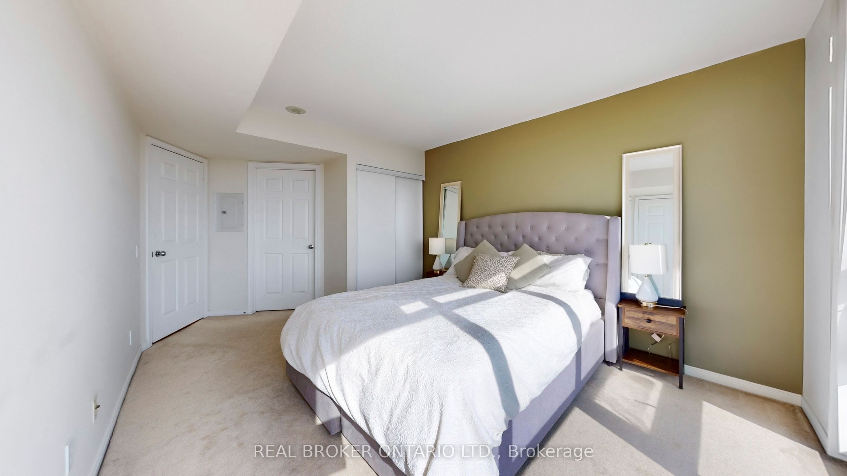 30 Harrison Garden Boulevard 2705 Property Photo 25