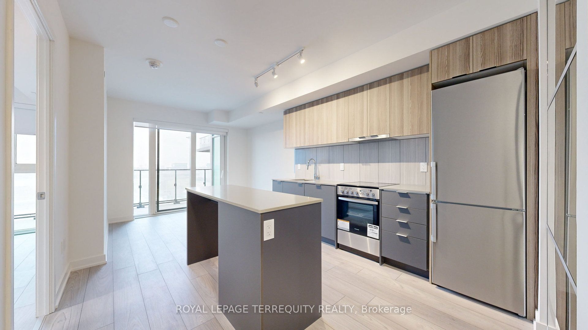 8 Tippett Road 809 Property Photo 8