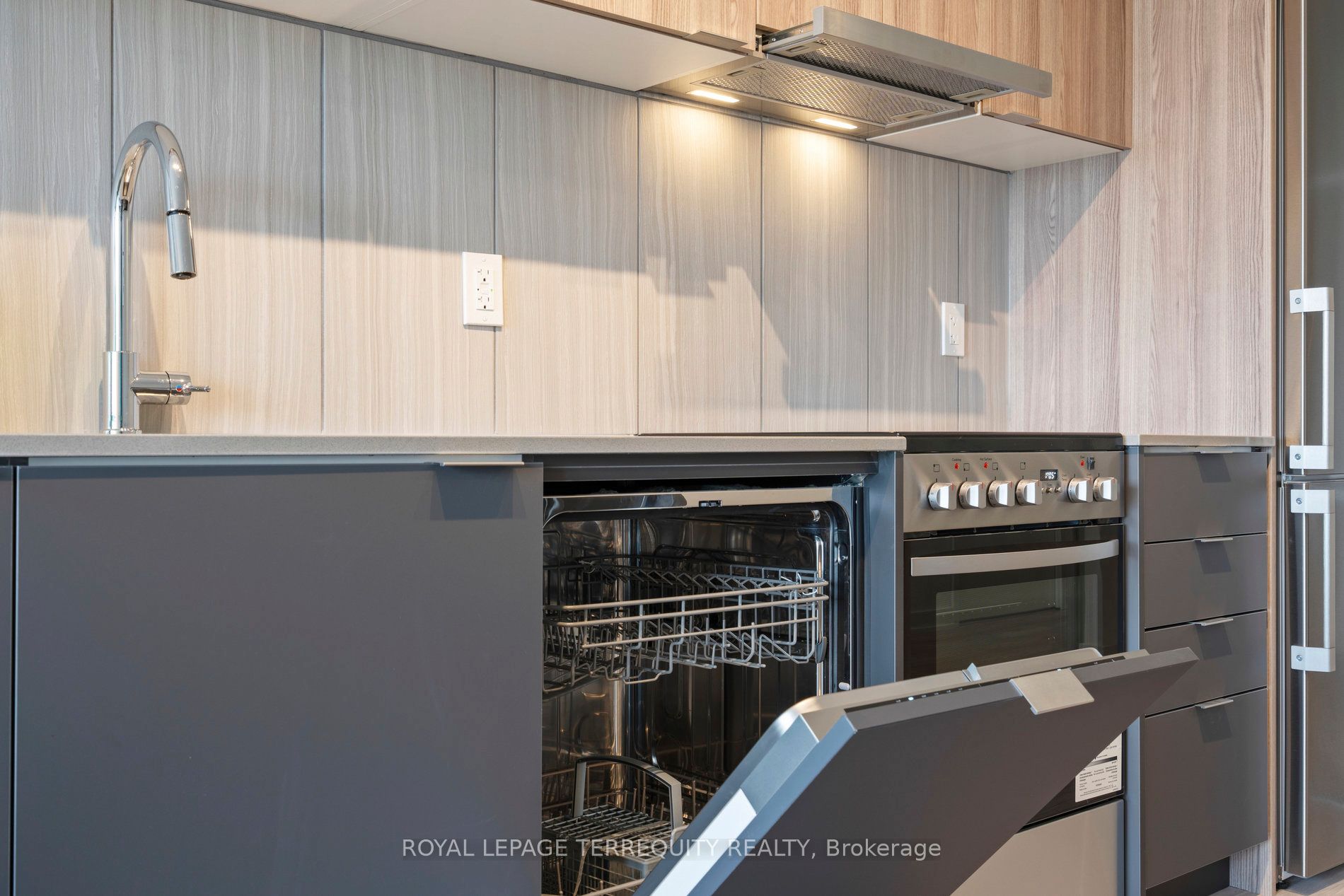 8 Tippett Road 809 Property Photo 11