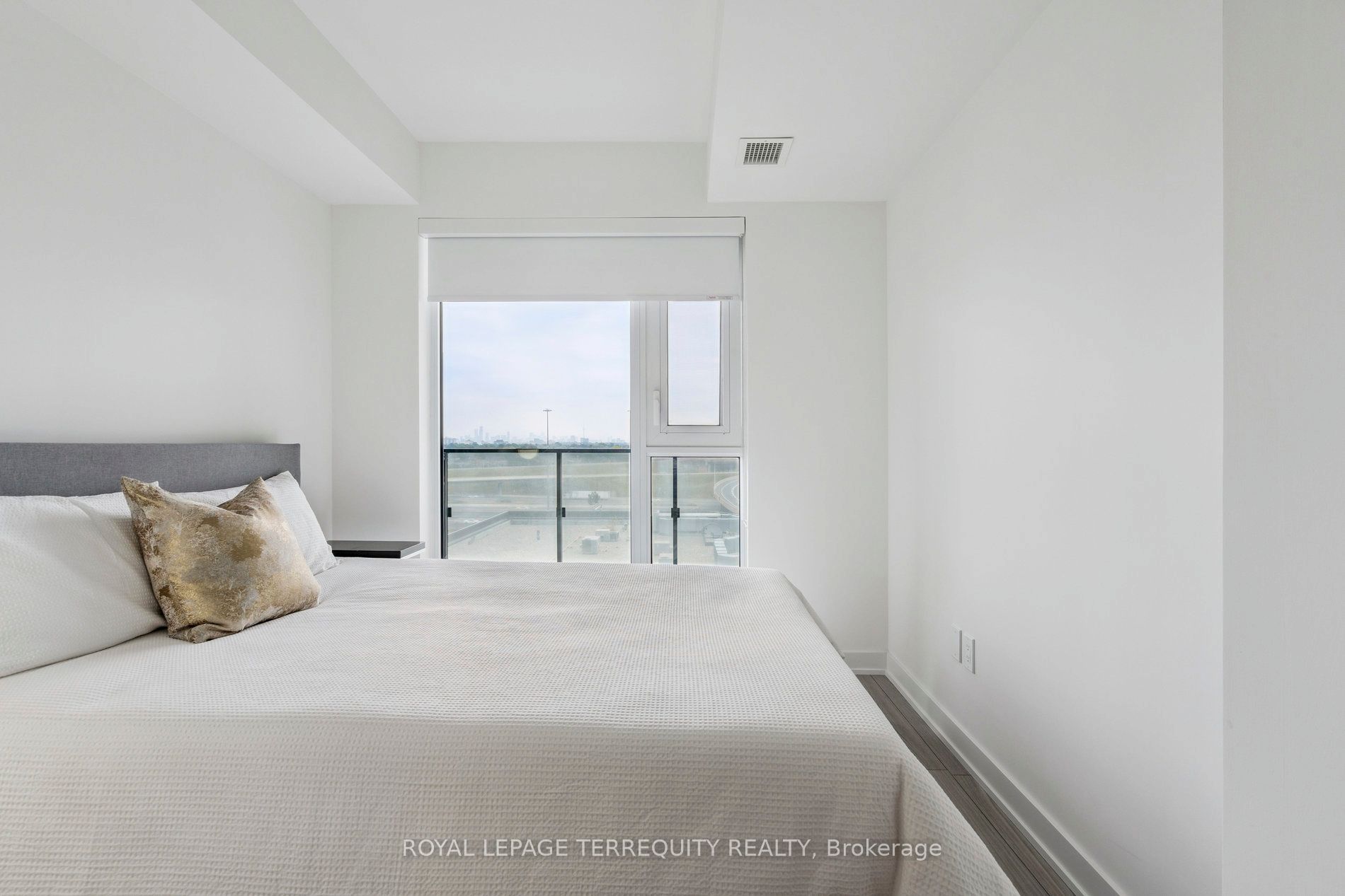8 Tippett Road 809 Property Photo 12