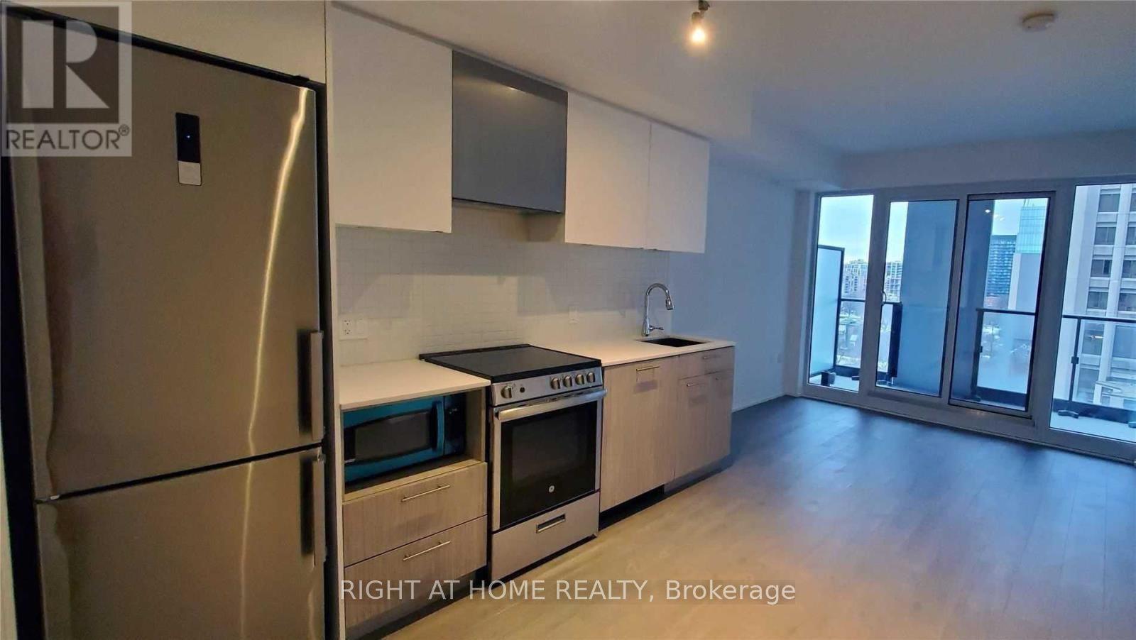 251 Jarvis Street 818 Property Photo 2