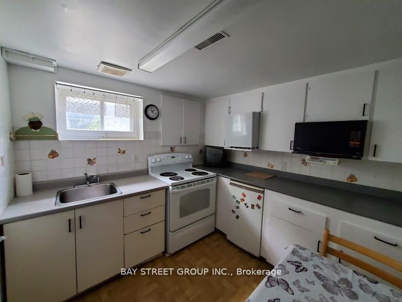 73 Regatta Crescent Lower Property Photo 6