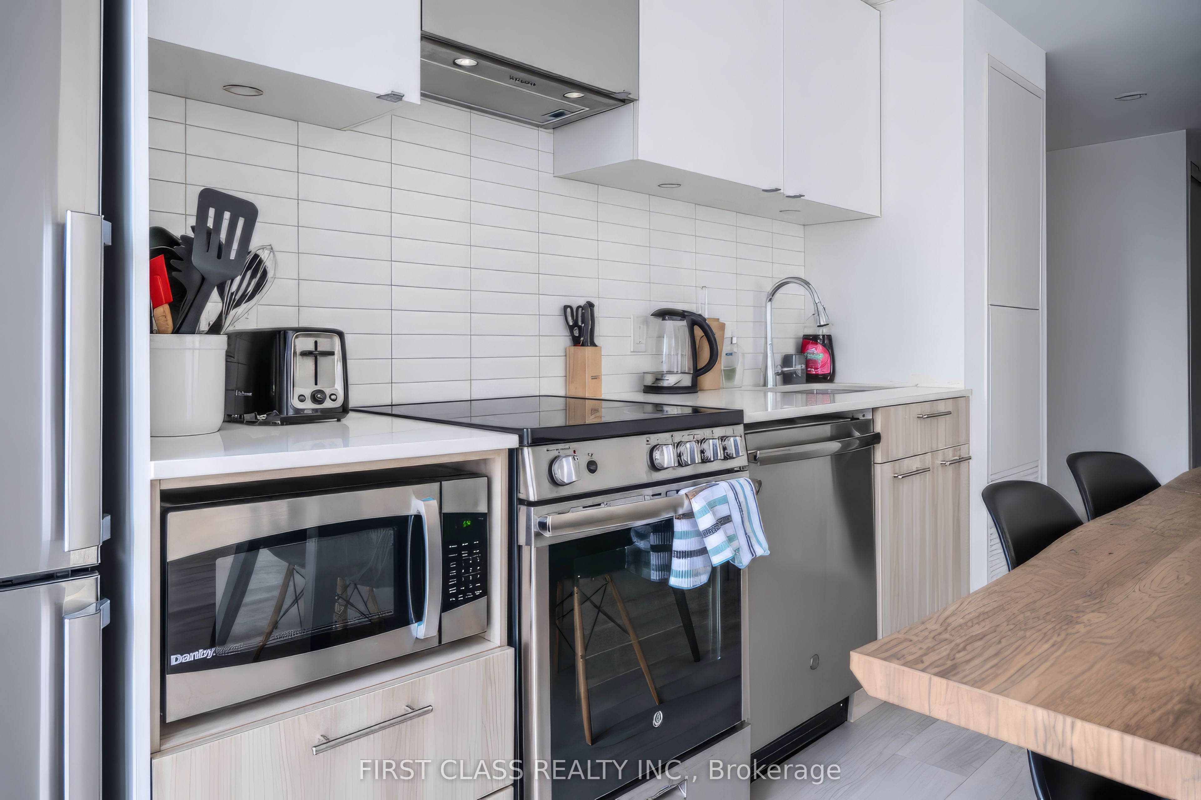 251 Jarvis Street 826 Property Photo 13