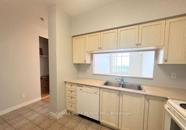 1700 Eglinton Avenue Ph7 Property Photo 4