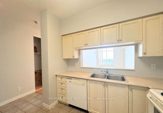 1700 Eglinton Avenue Ph7 Property Photo 6