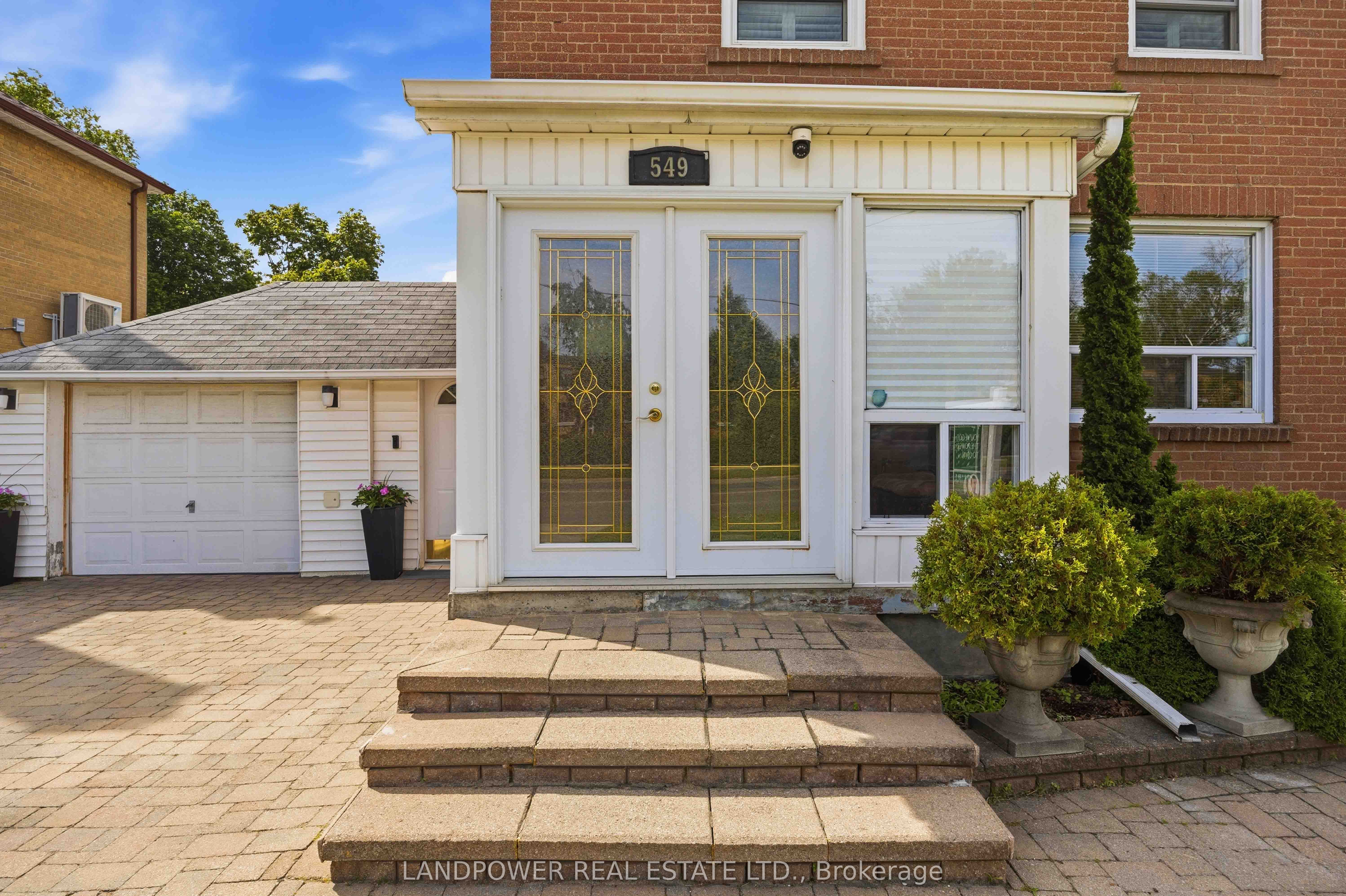549 Lawrence Avenue W Property Photo 3