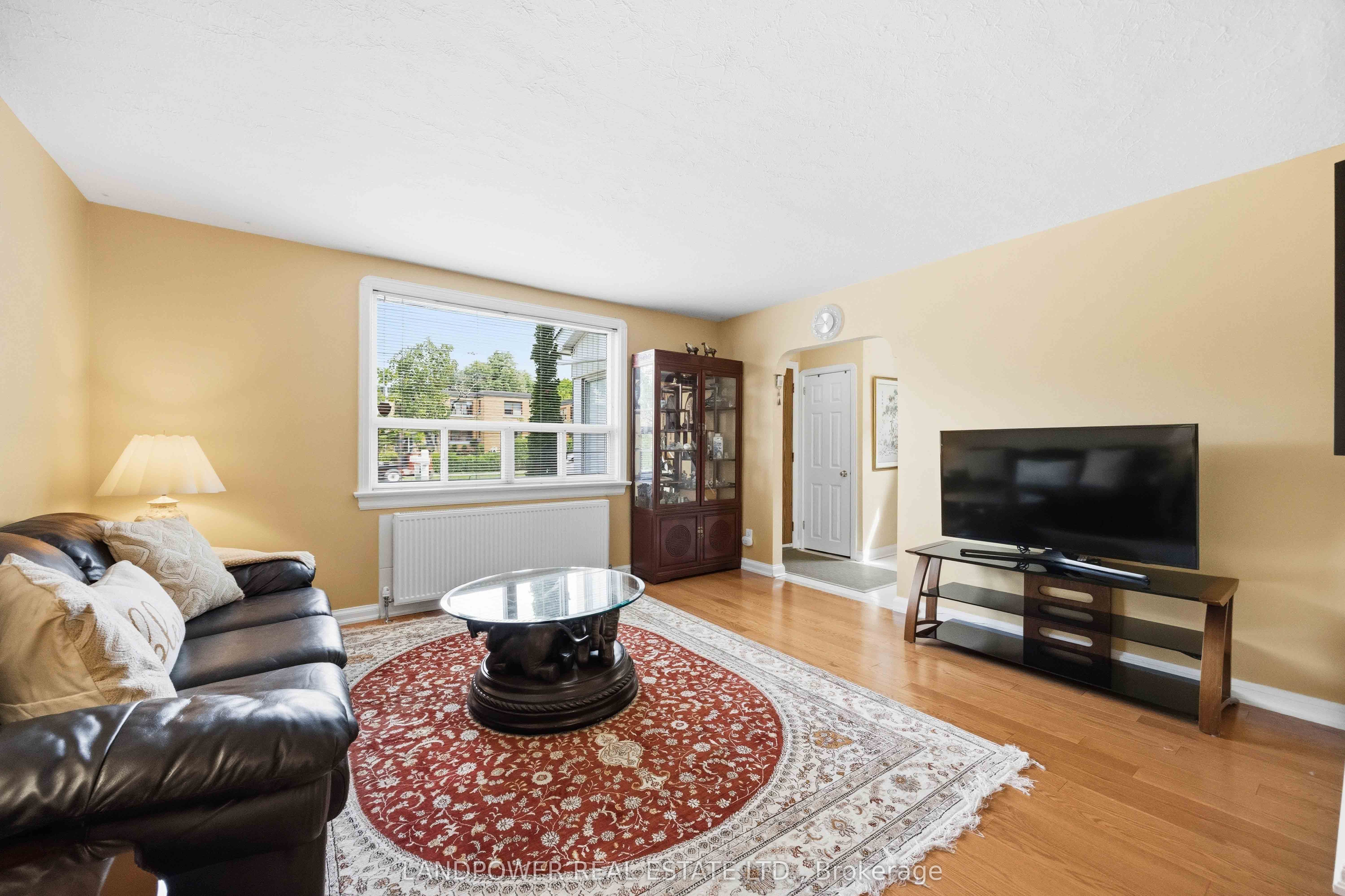 549 Lawrence Avenue W Property Photo 5