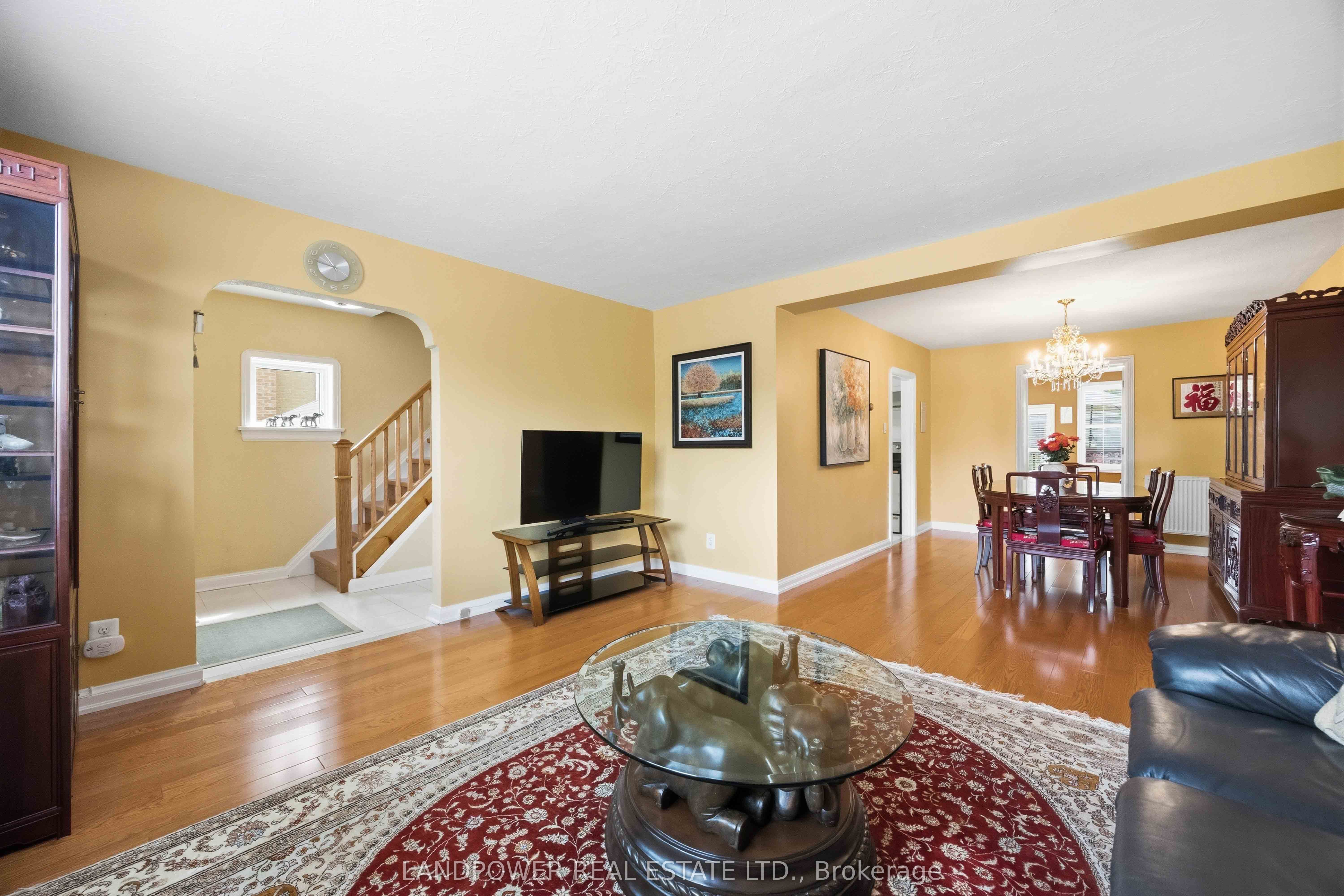 549 Lawrence Avenue W Property Photo 6