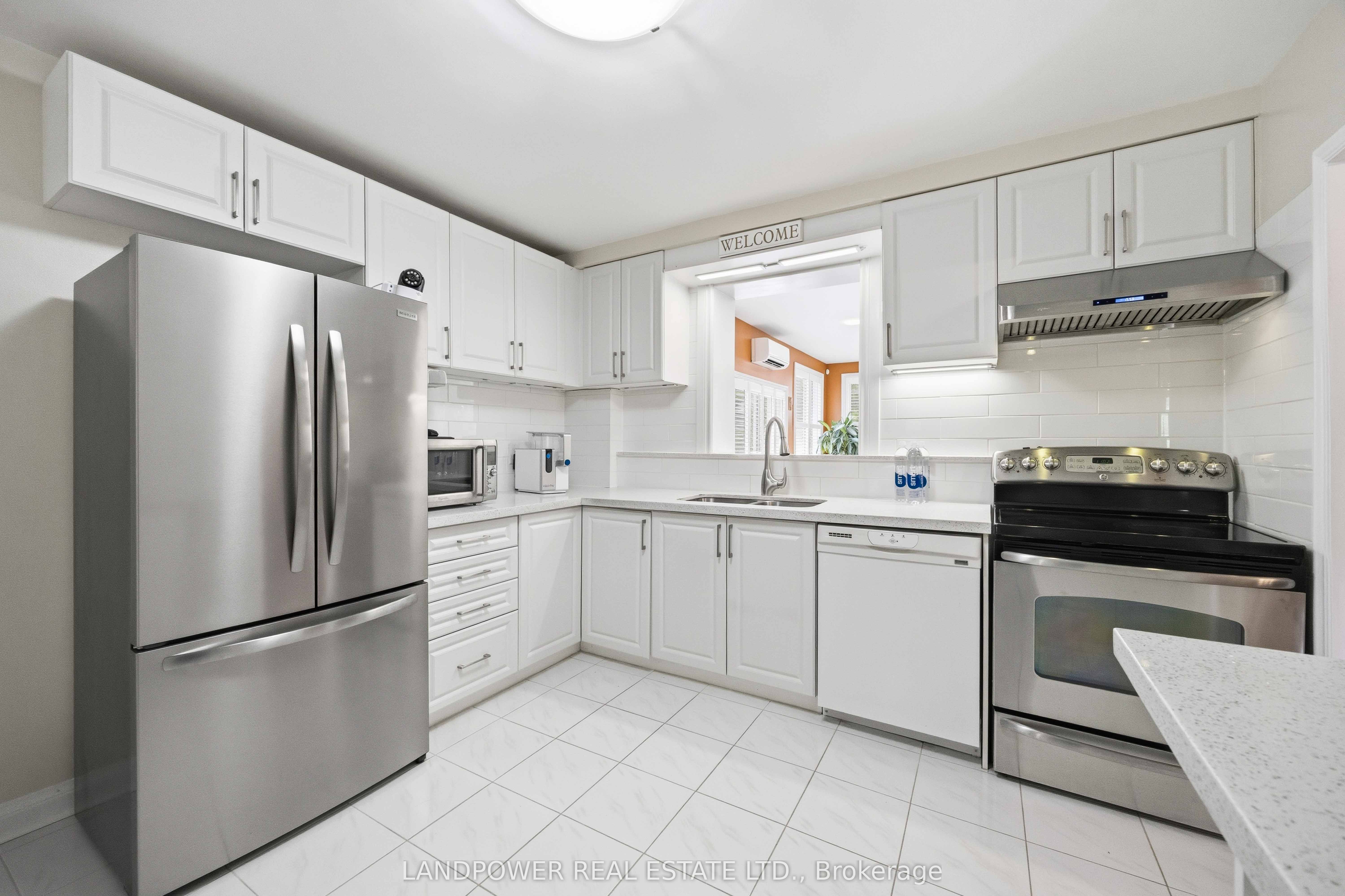 549 Lawrence Avenue W Property Photo 13