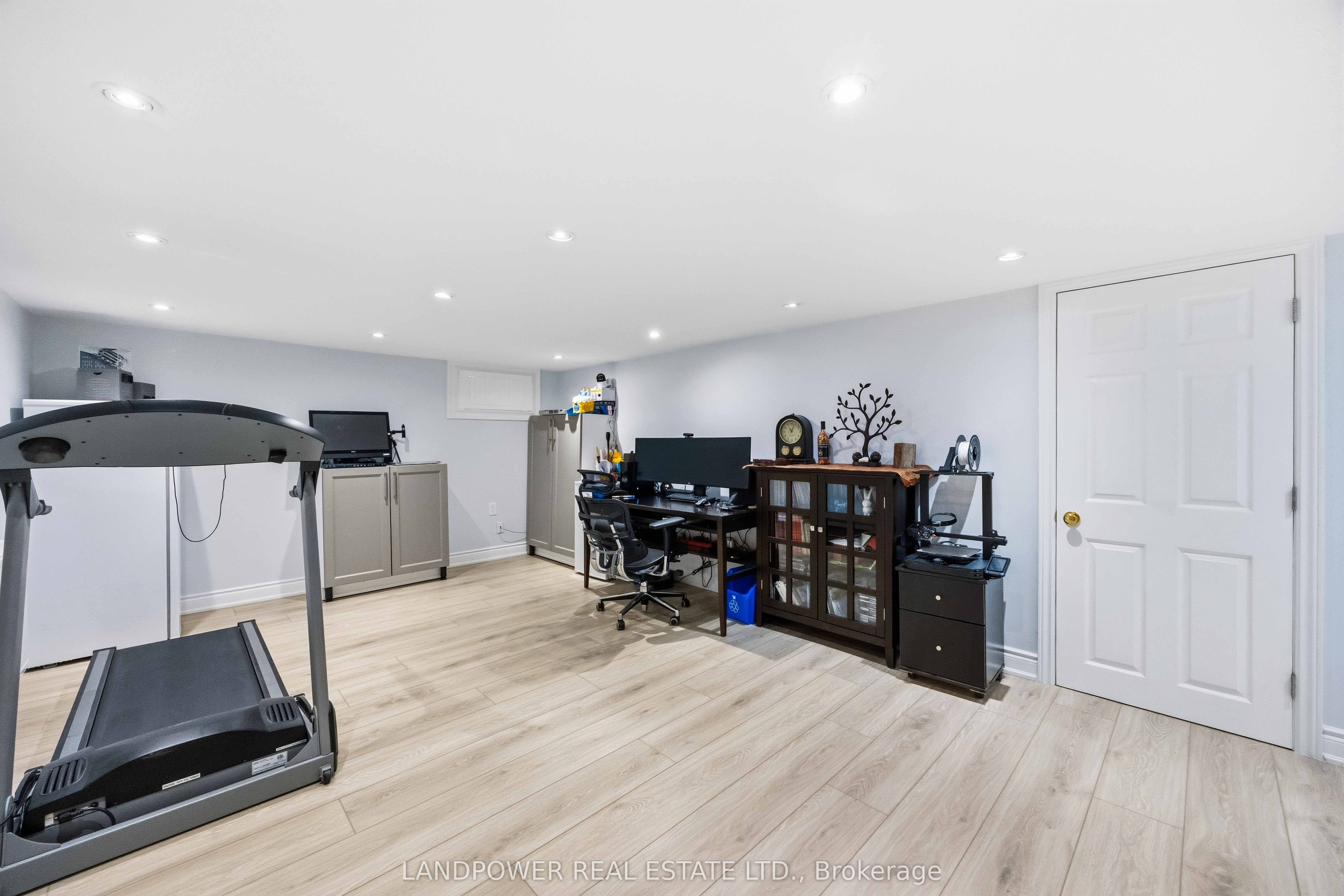 549 Lawrence Avenue W Property Photo 25