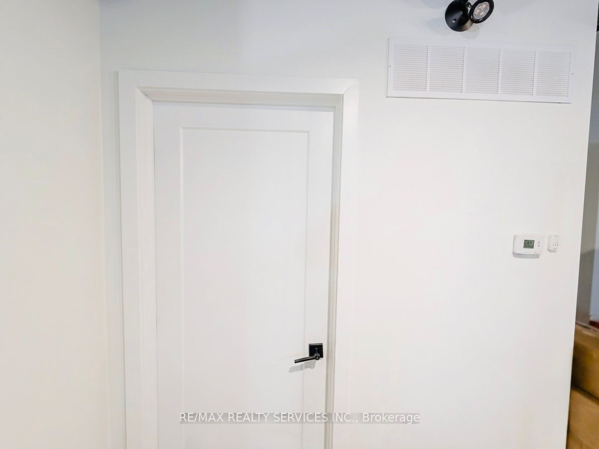 201 Dundas Street E Property Photo 15
