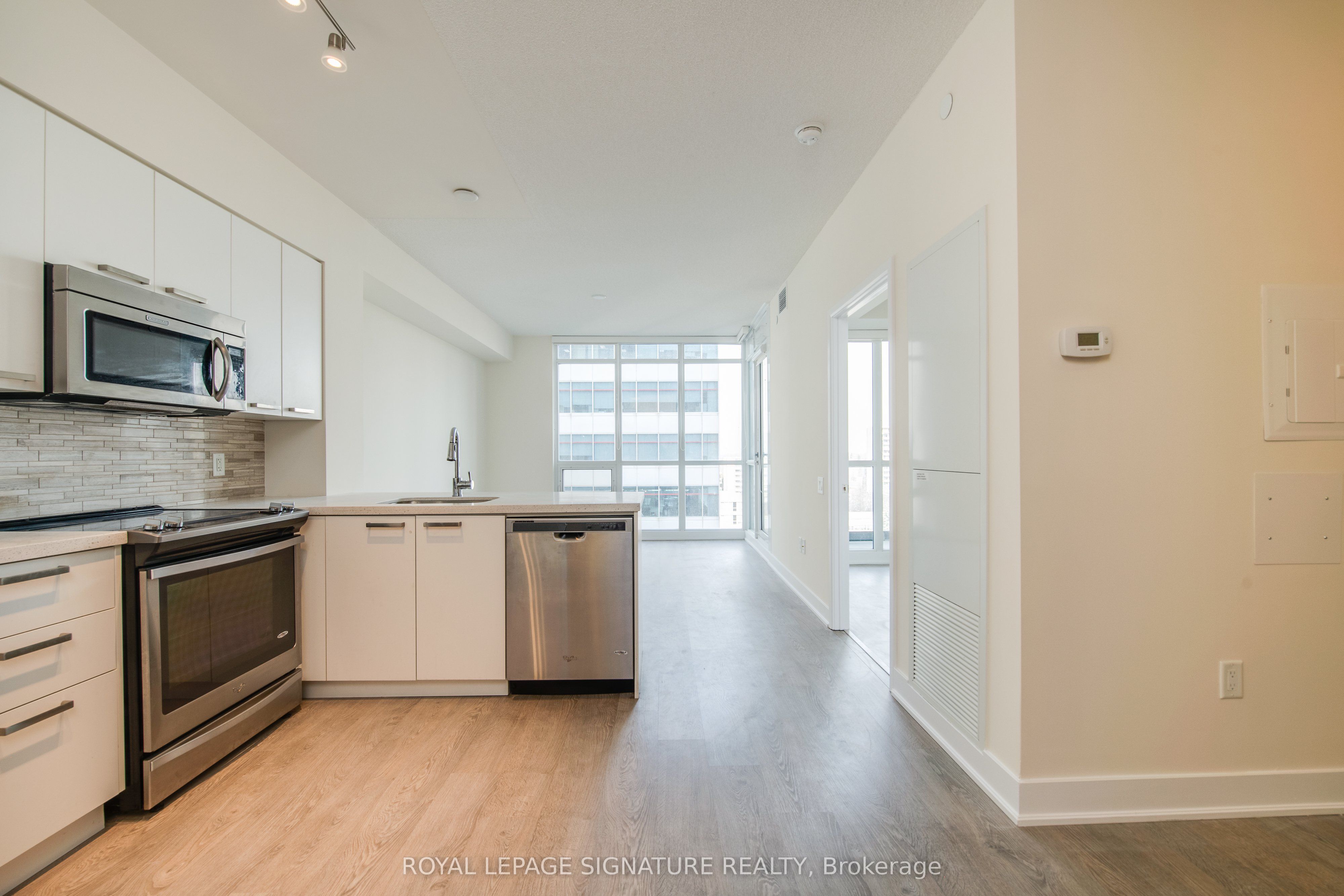 30 Roehampton Avenue 806 Property Photo 5