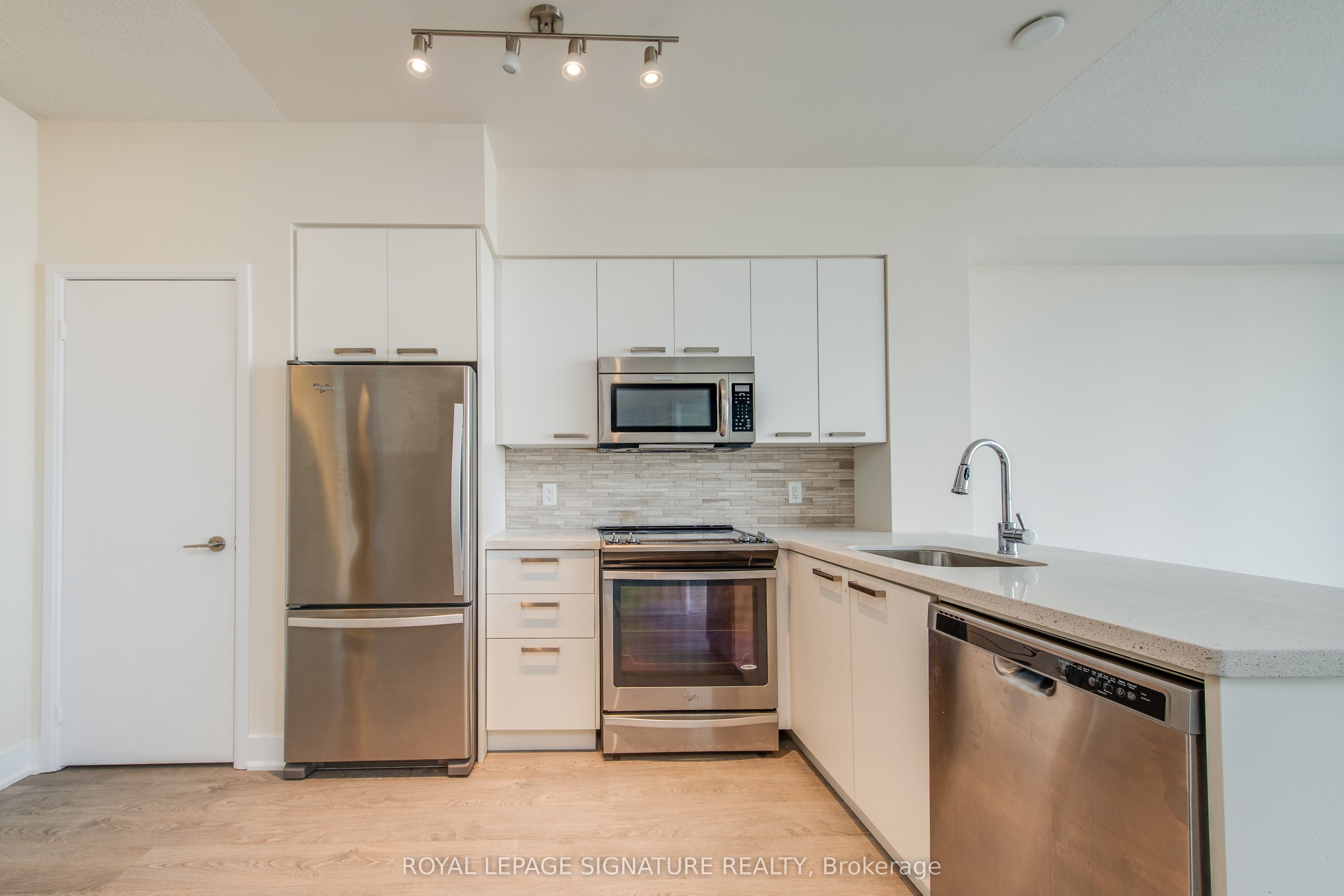 30 Roehampton Avenue 806 Property Photo 7