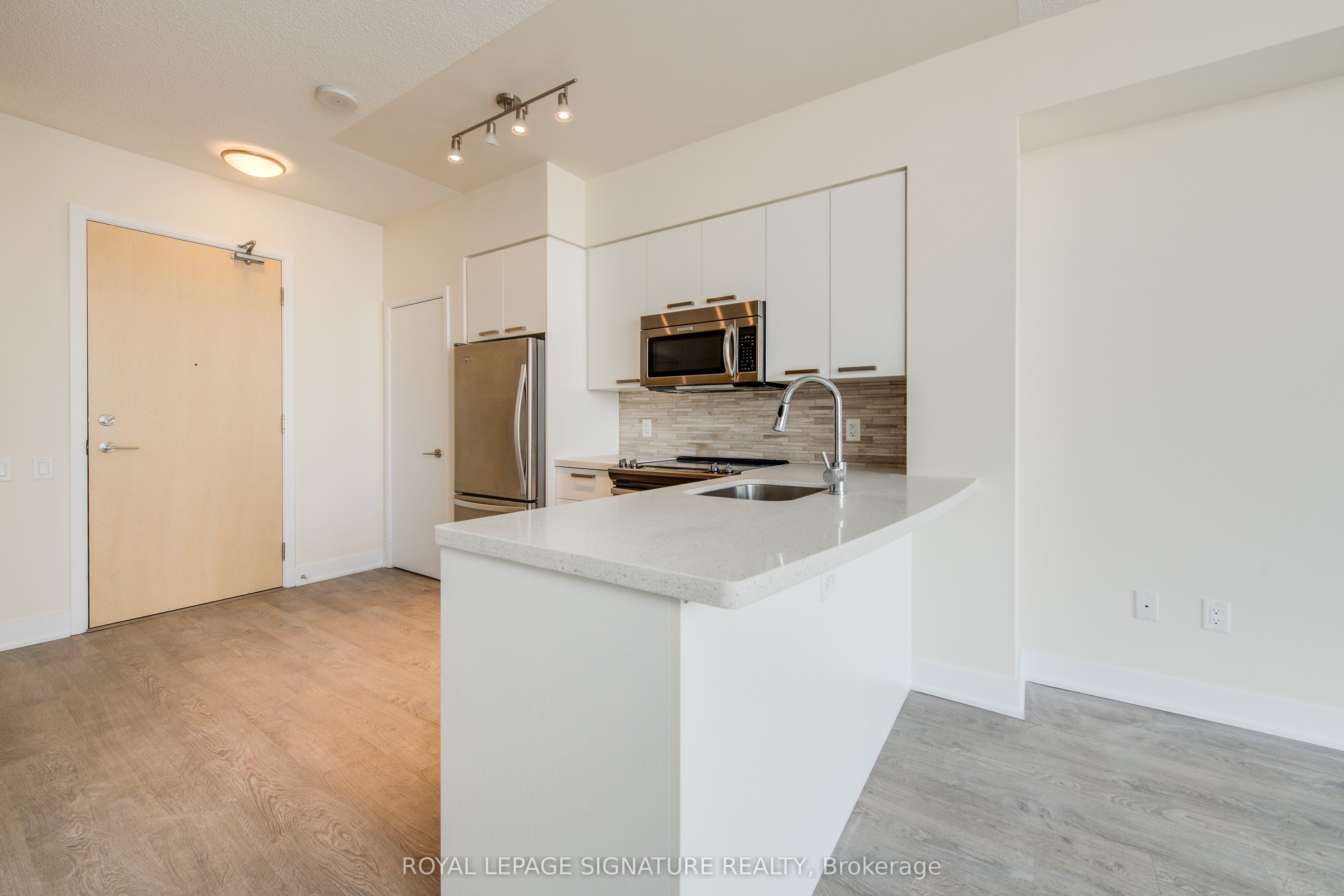 30 Roehampton Avenue 806 Property Photo 9