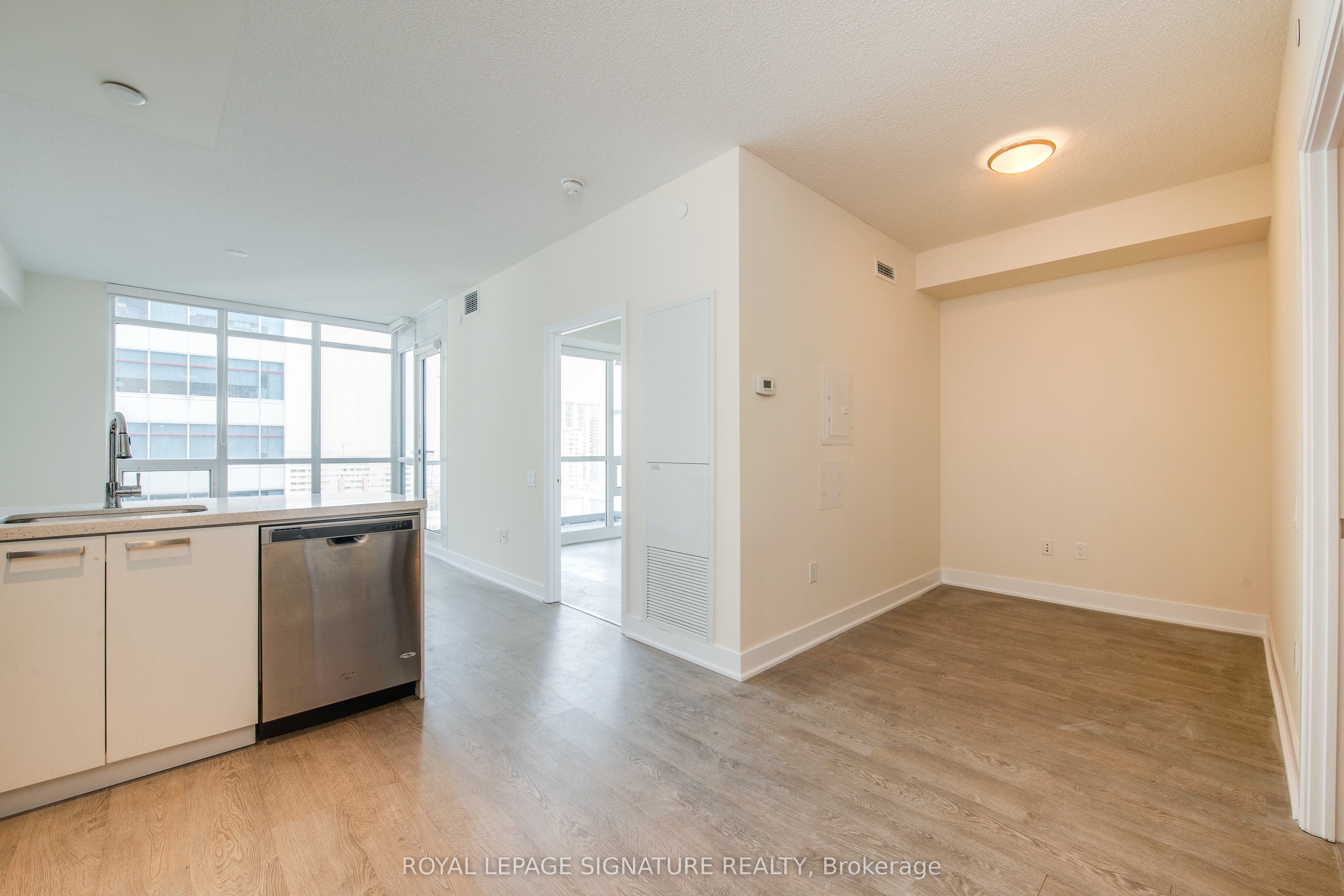 30 Roehampton Avenue 806 Property Photo 11