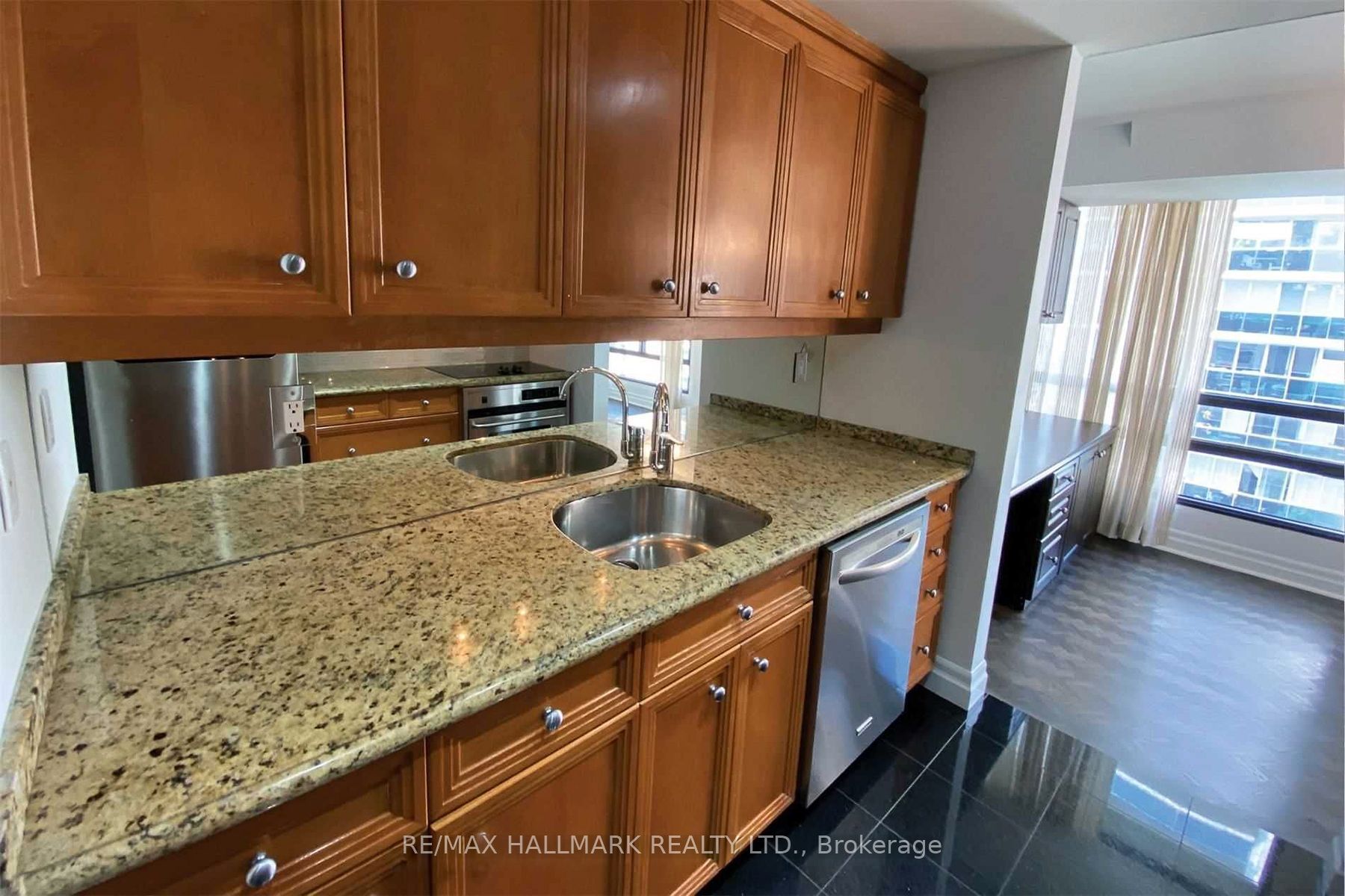 447 Walmer Road Ph10 Property Photo 6