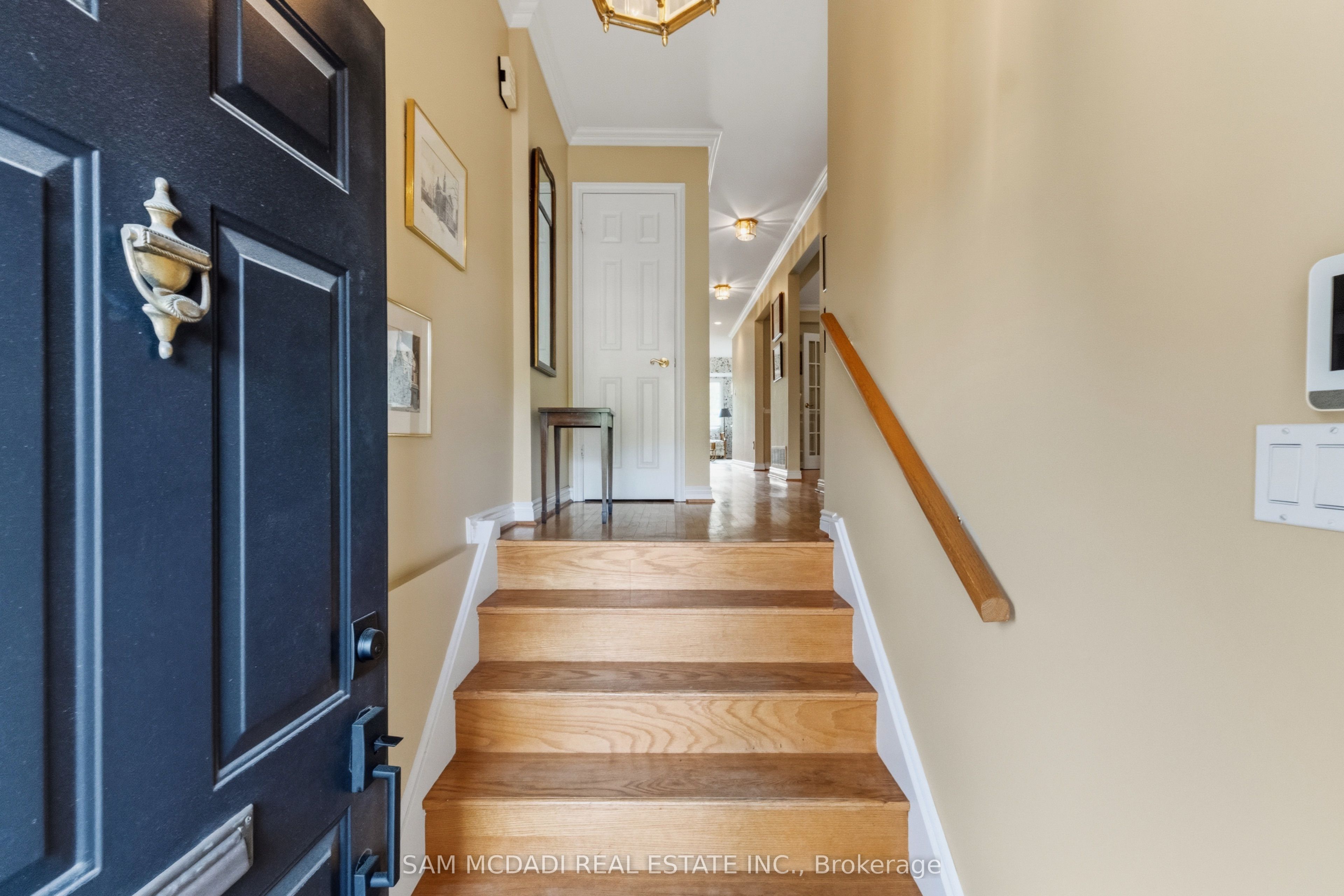 690 Oriole Parkway Property Photo 4