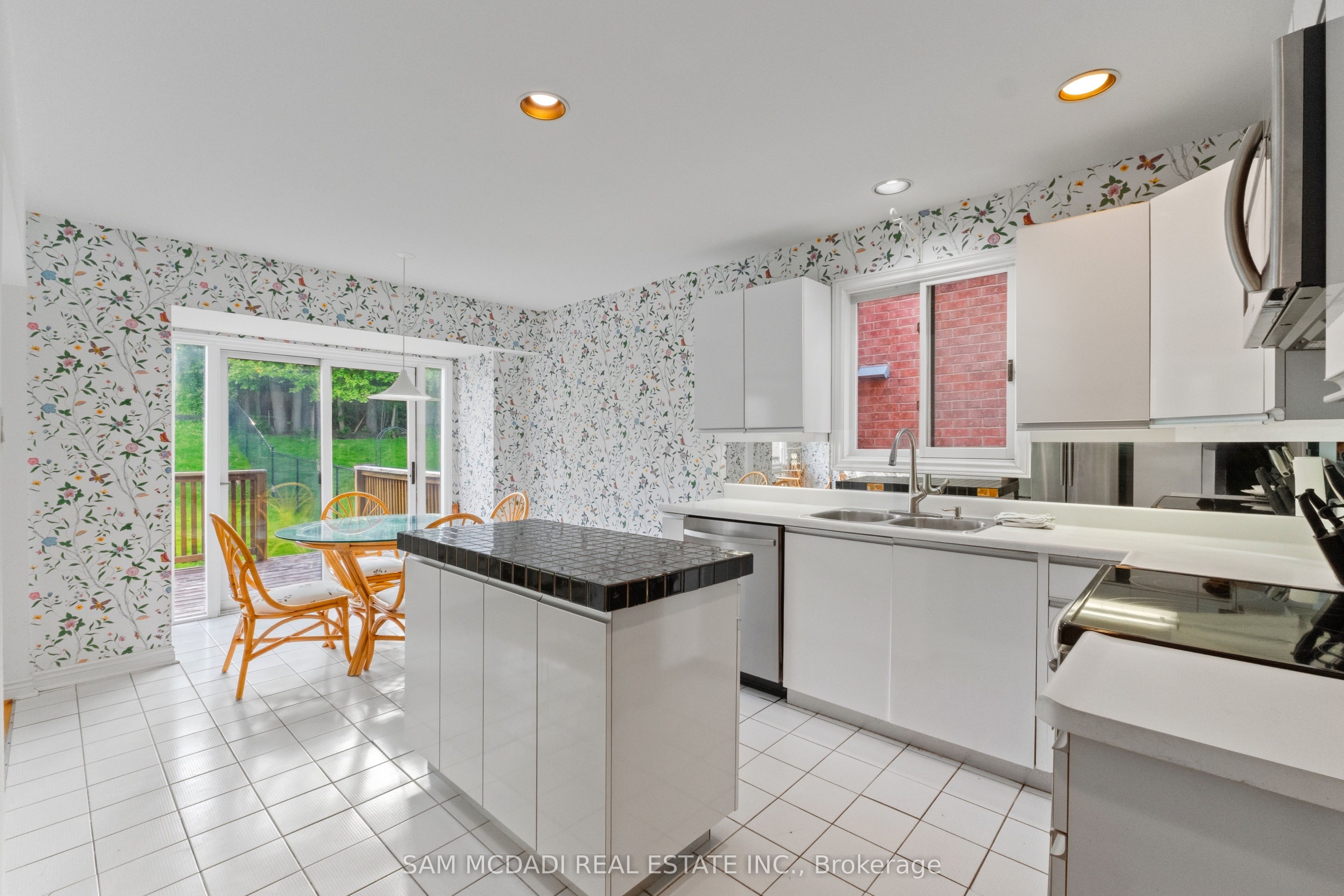 690 Oriole Parkway Property Photo 9