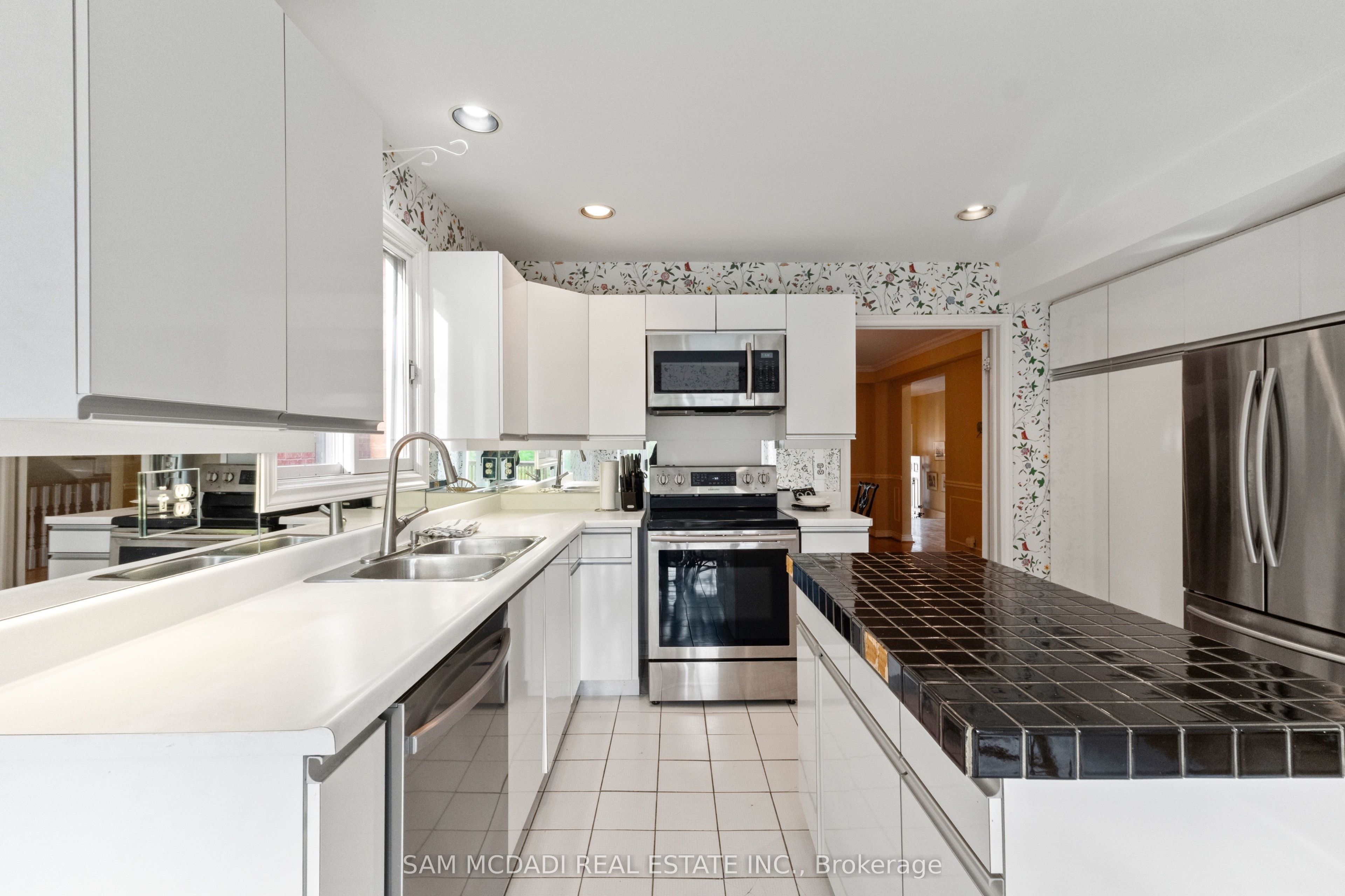 690 Oriole Parkway Property Photo 10