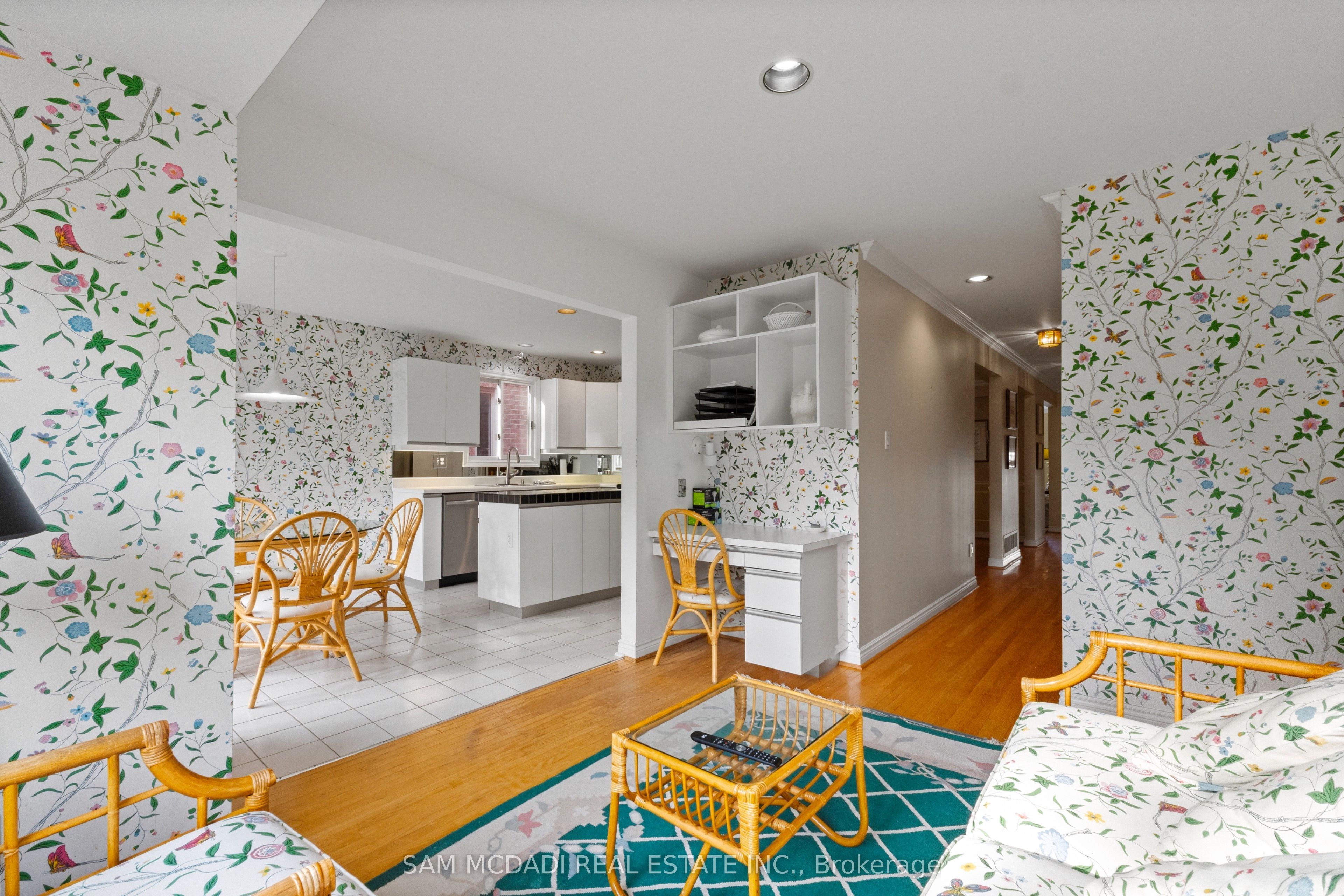 690 Oriole Parkway Property Photo 14