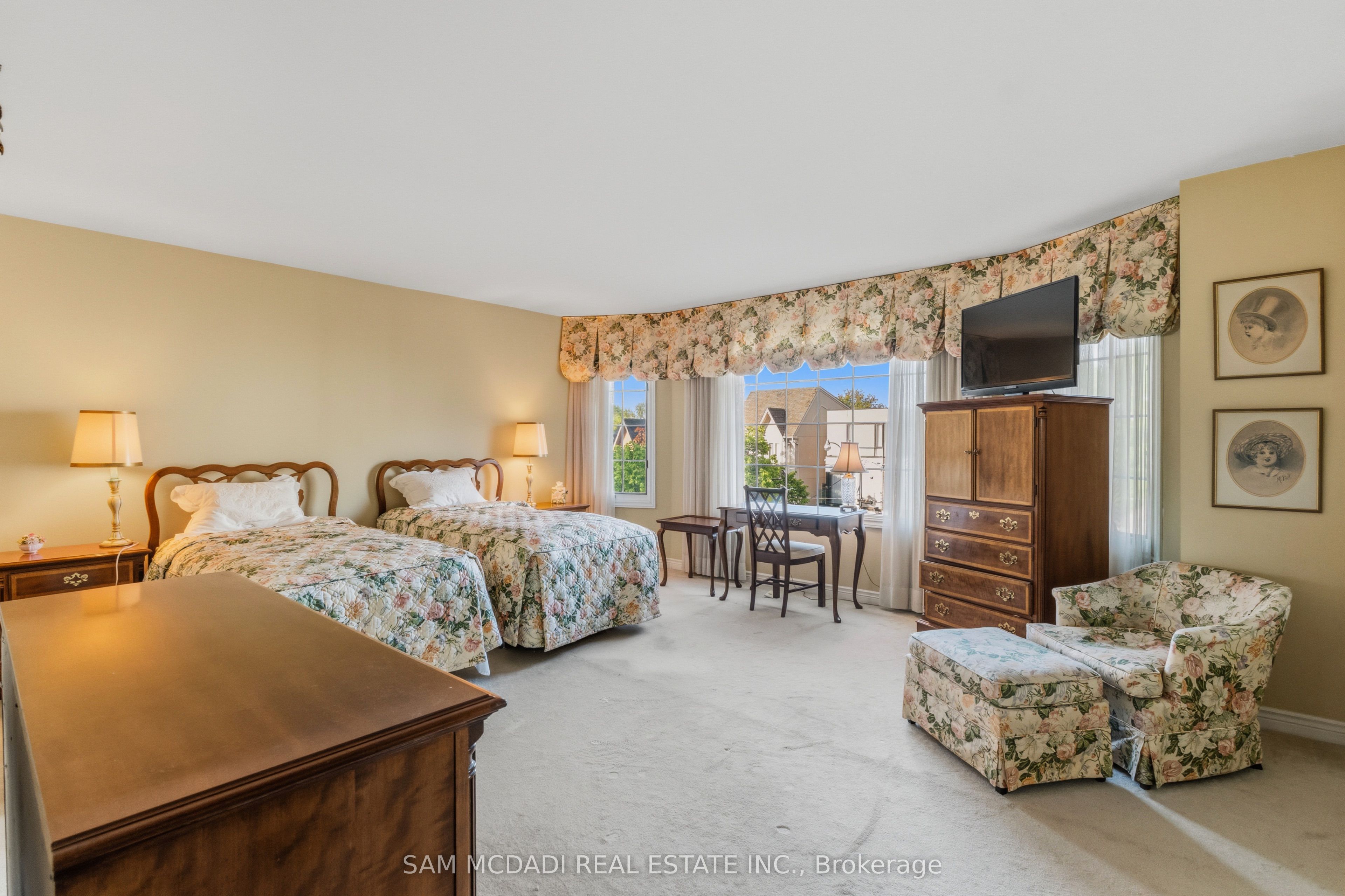 690 Oriole Parkway Property Photo 23