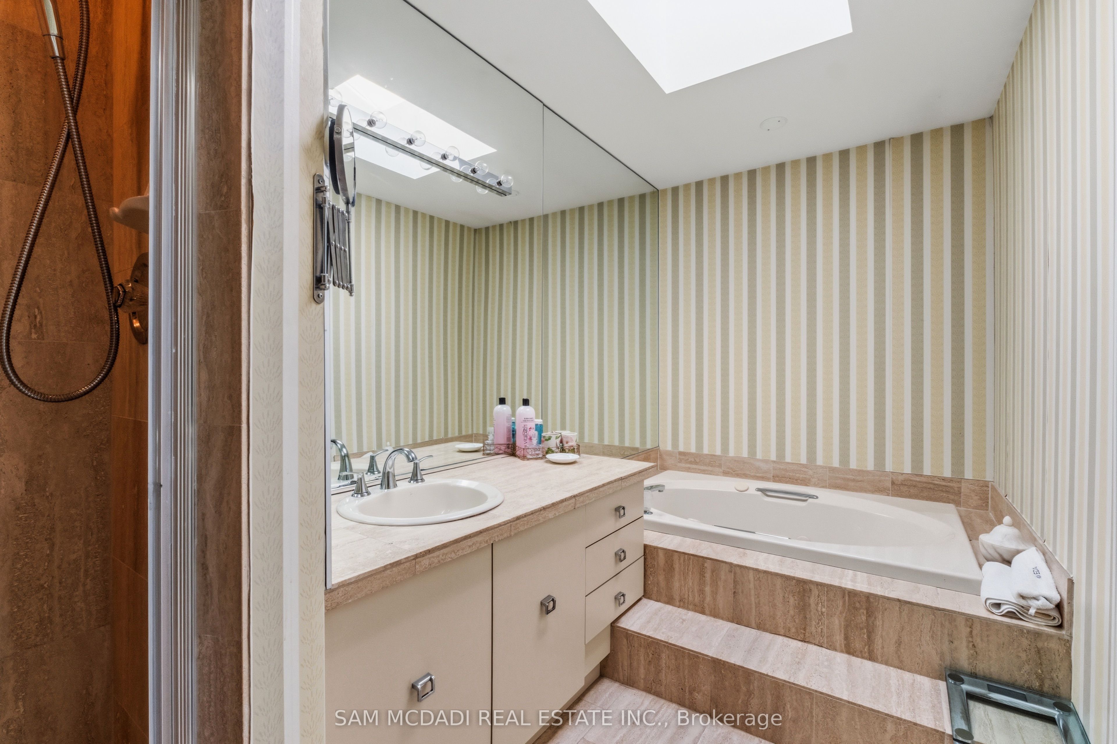 690 Oriole Parkway Property Photo 27