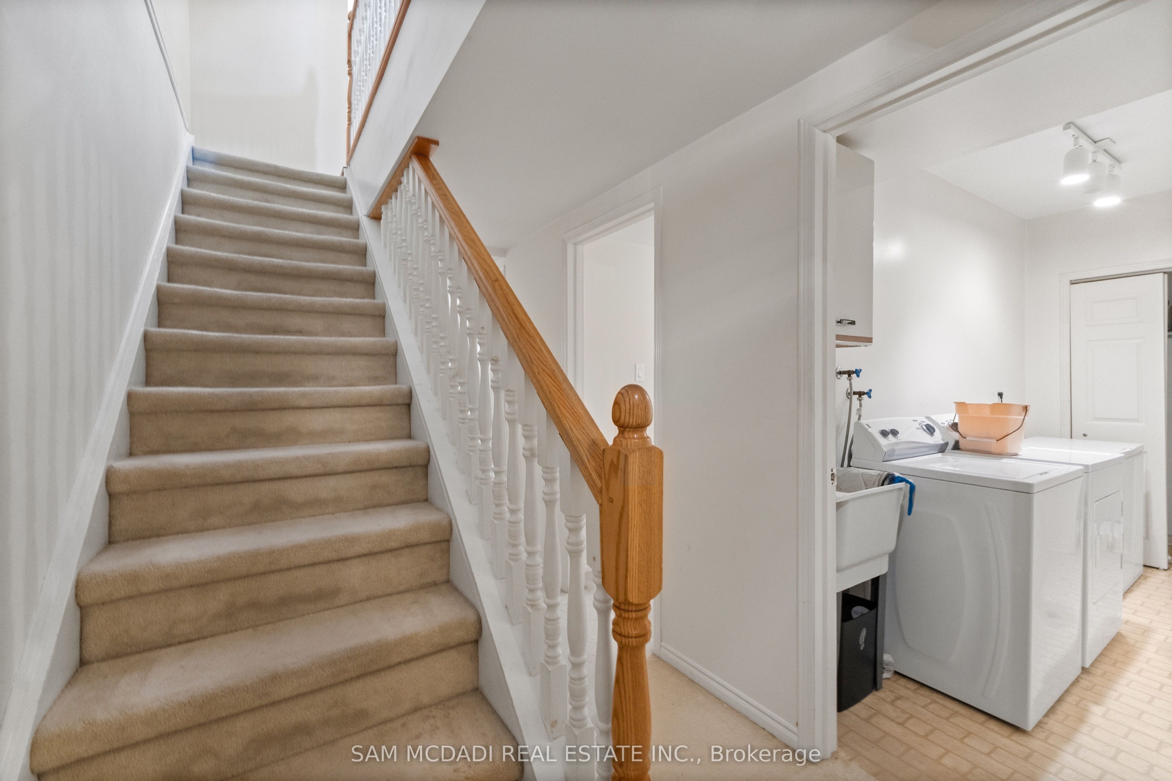 690 Oriole Parkway Property Photo 28