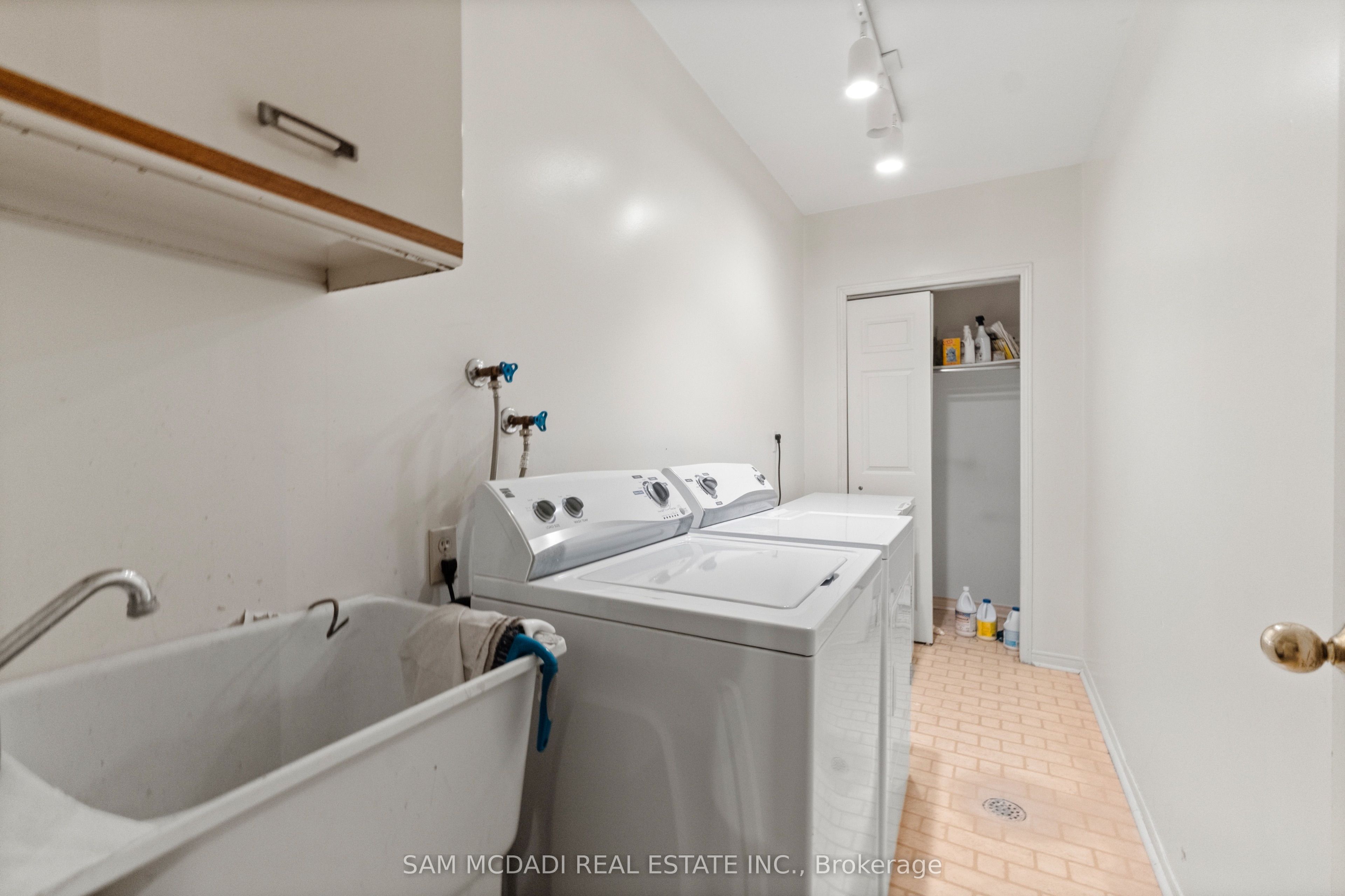 690 Oriole Parkway Property Photo 29