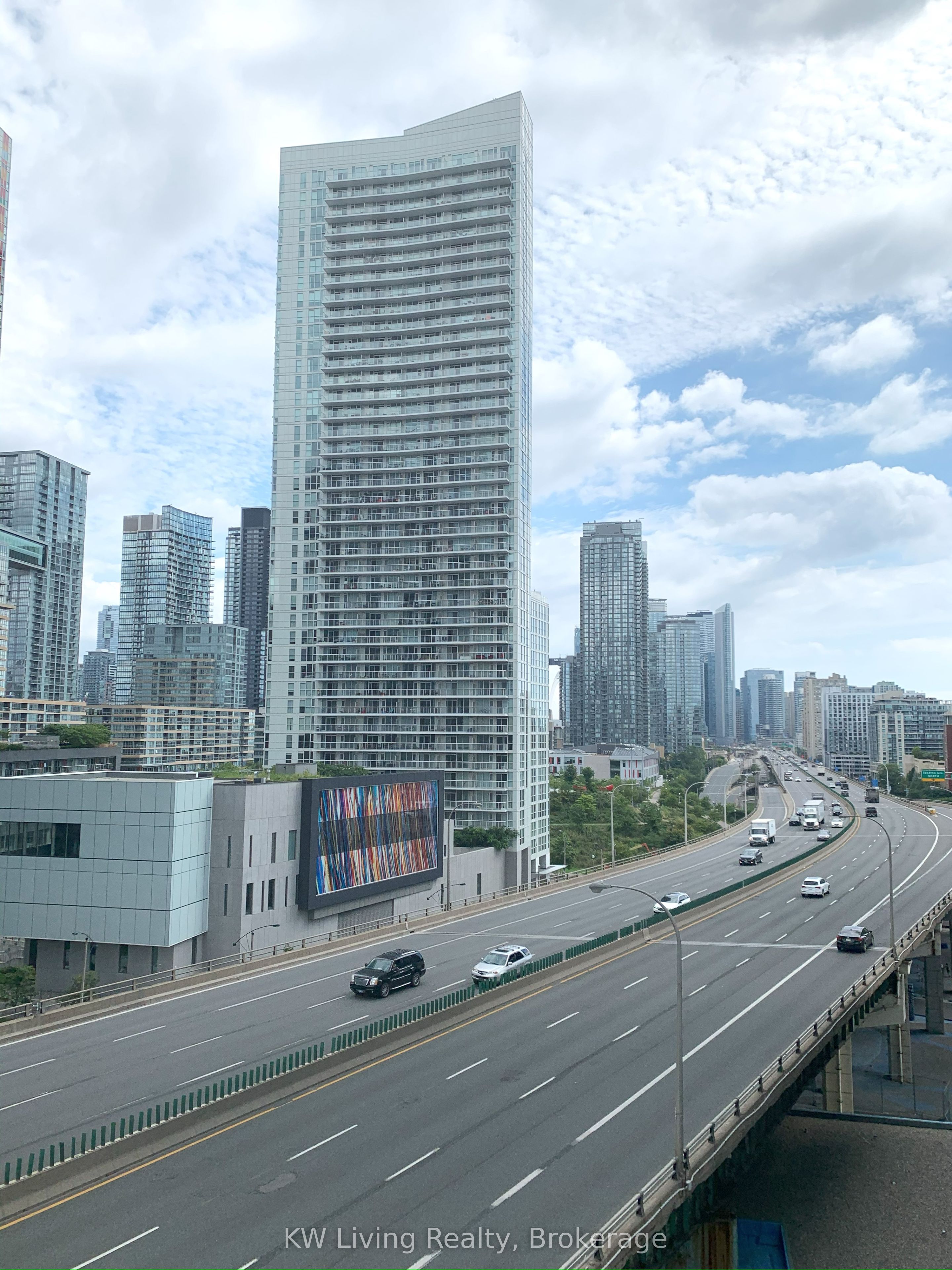 19 Bathurst Street 1006 Property Photo 2